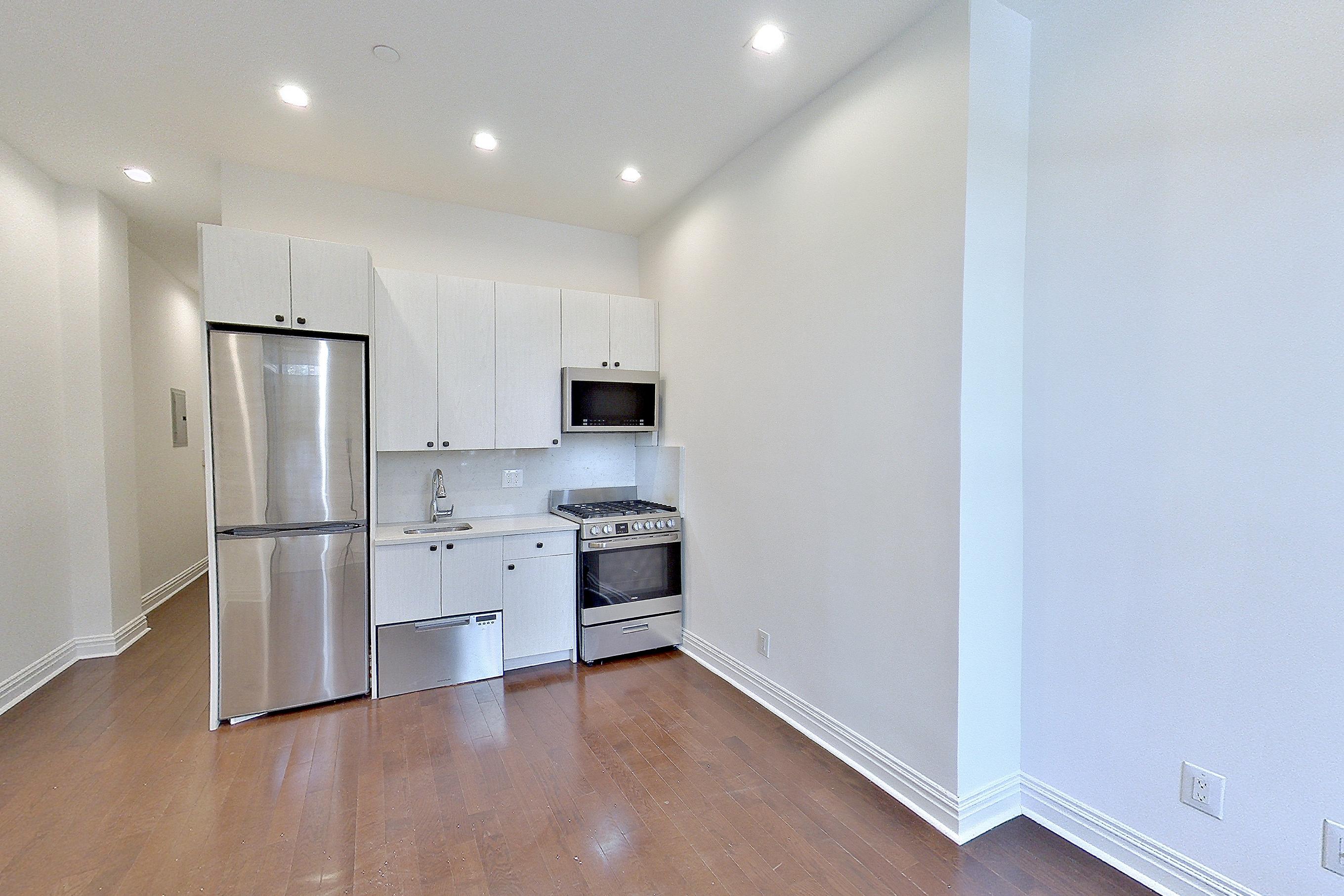 LIVING SPACE CLOSET