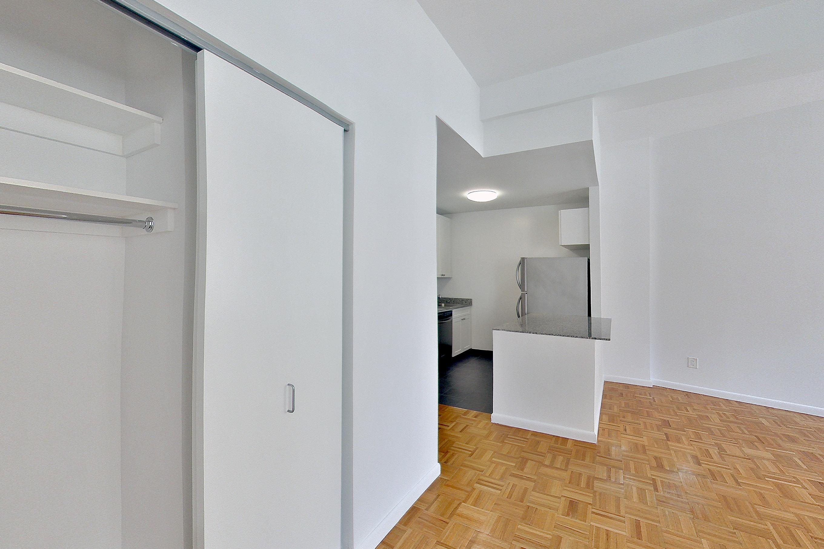 LIVING SPACE CLOSET
