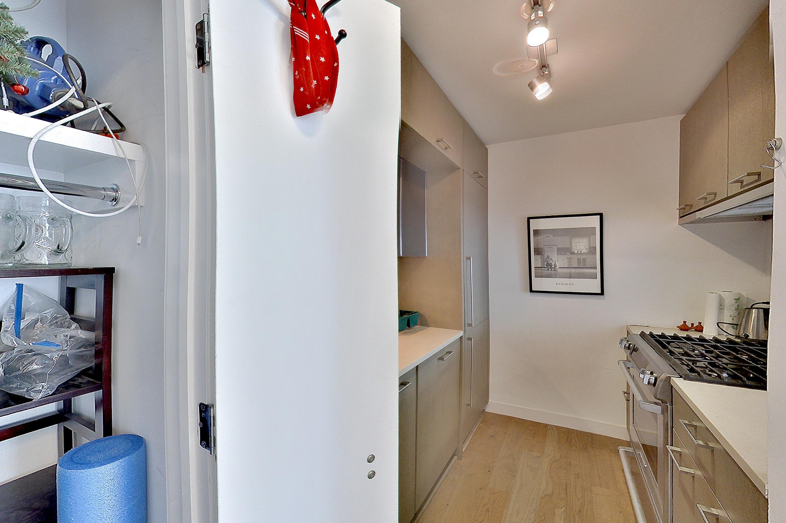 KITCHEN CLOSET