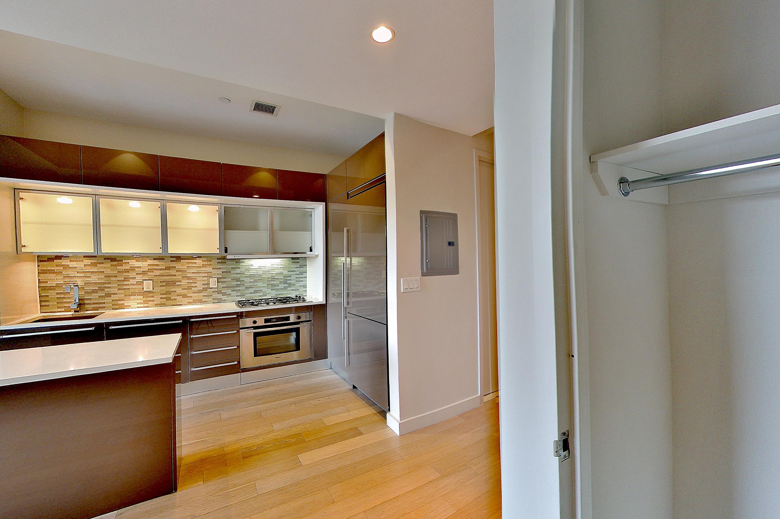LIVING SPACE CLOSET