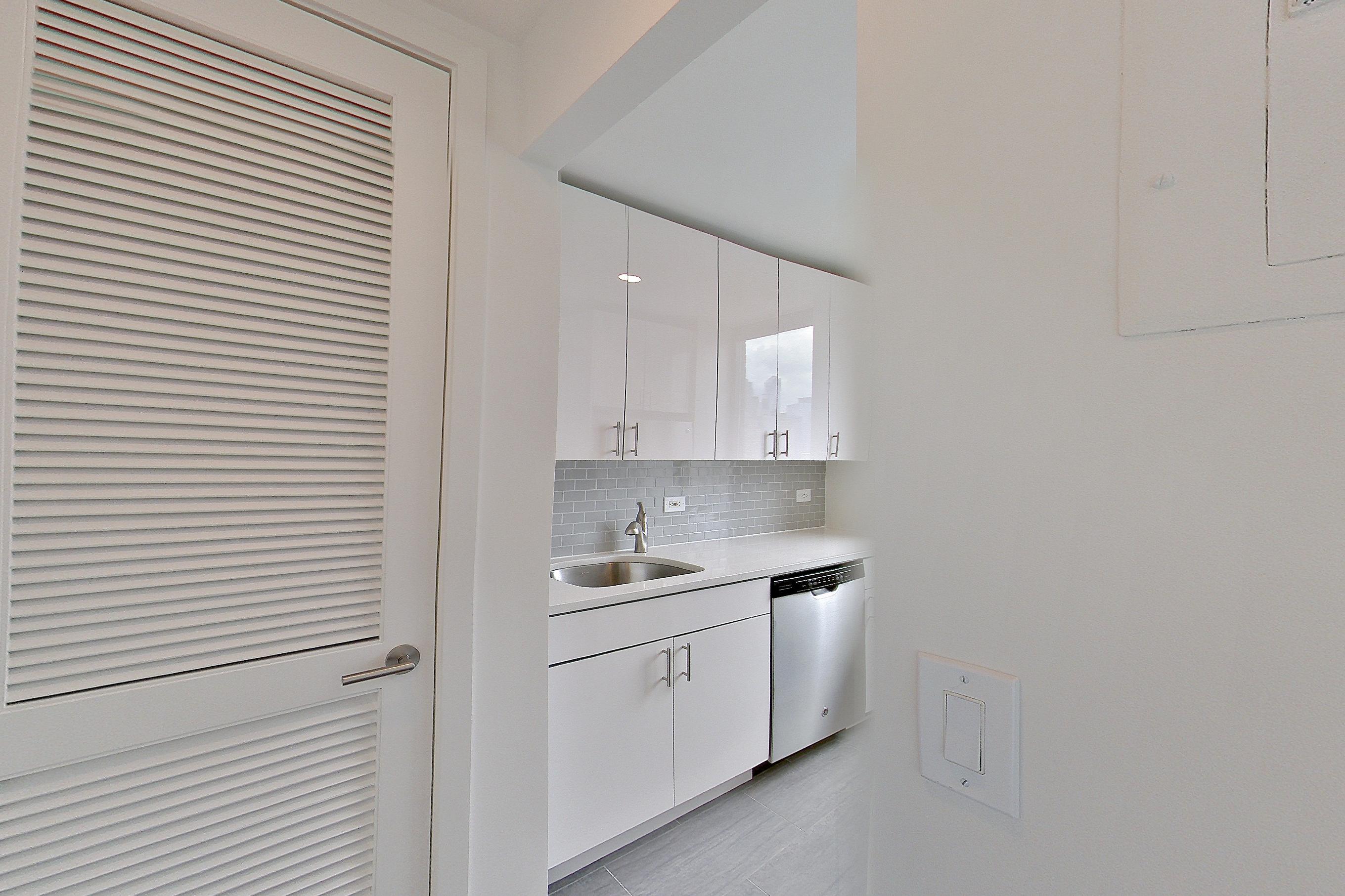 LIVING SPACE NOOK CLOSET