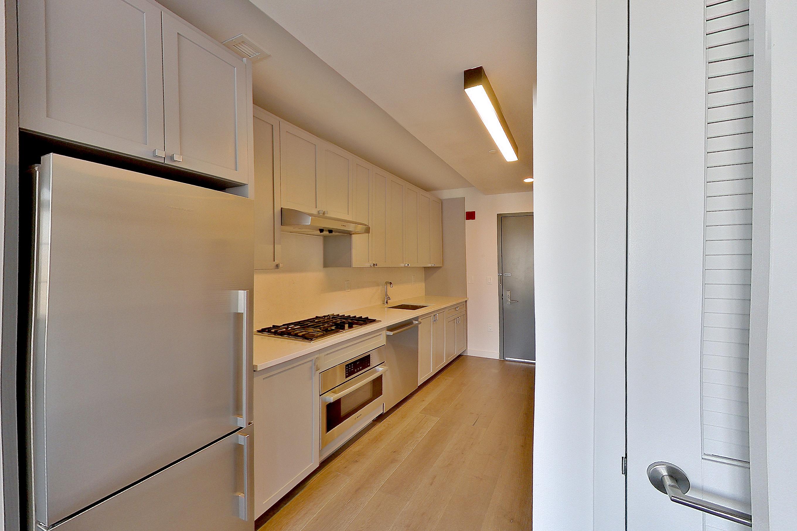 LIVING SPACE CLOSET