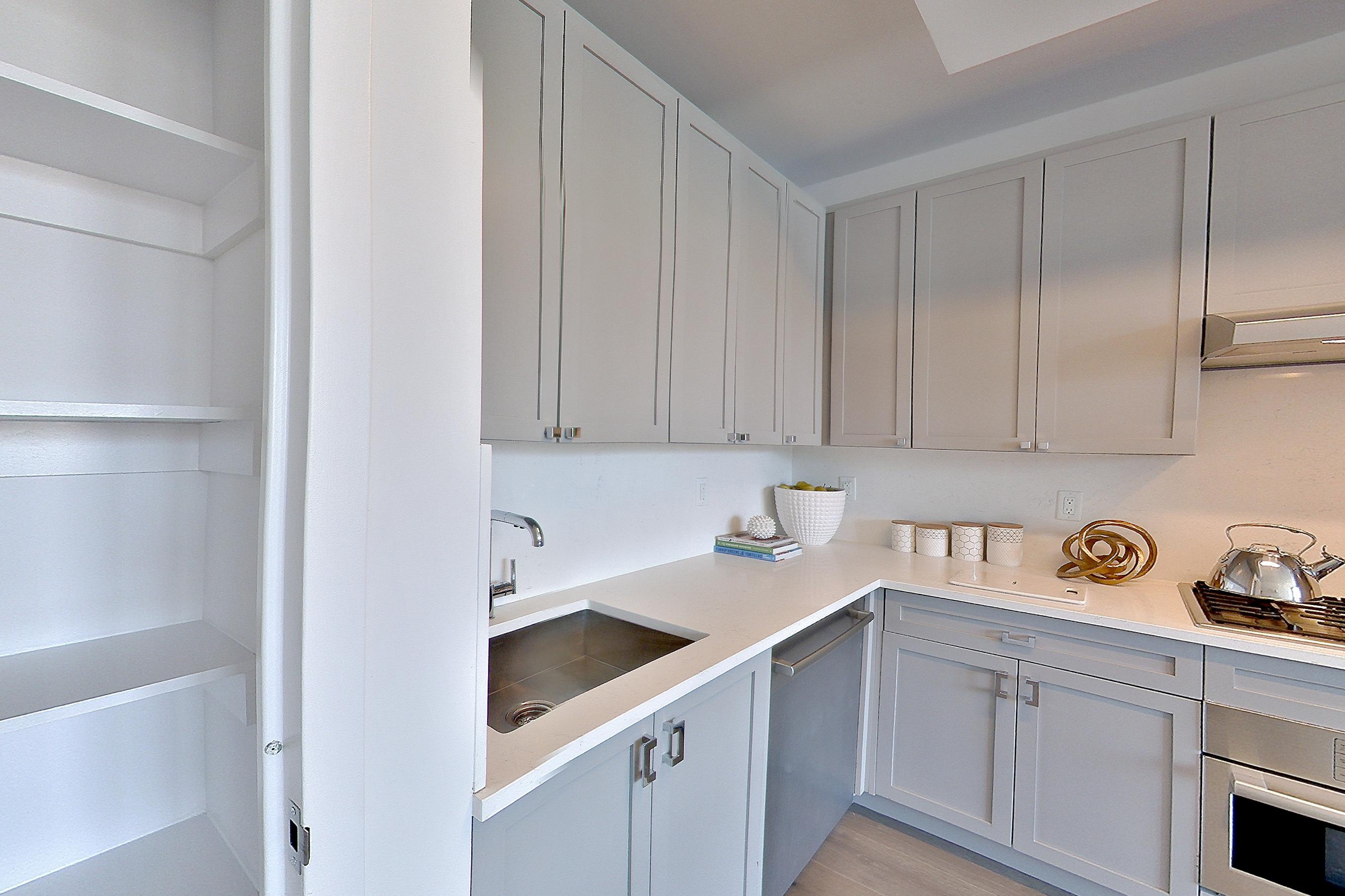 KITCHEN CLOSET