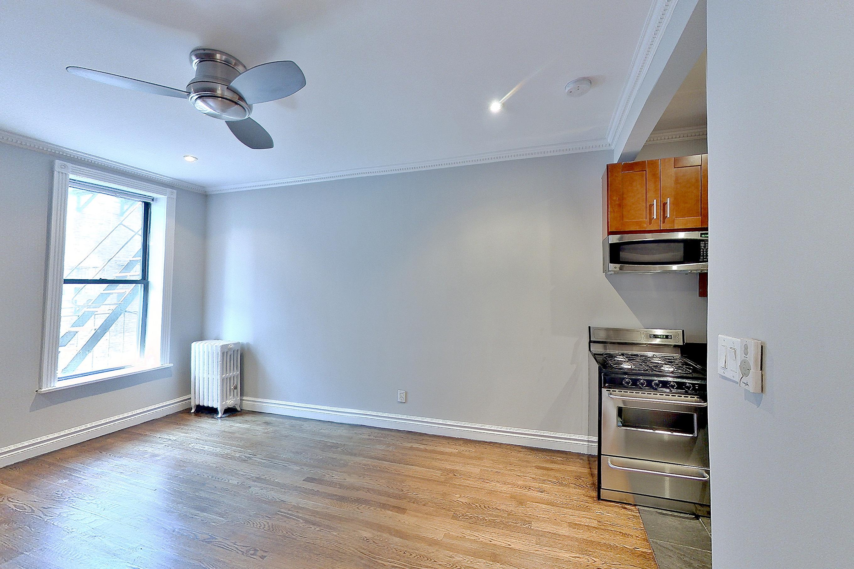 LIVING SPACE CLOSET