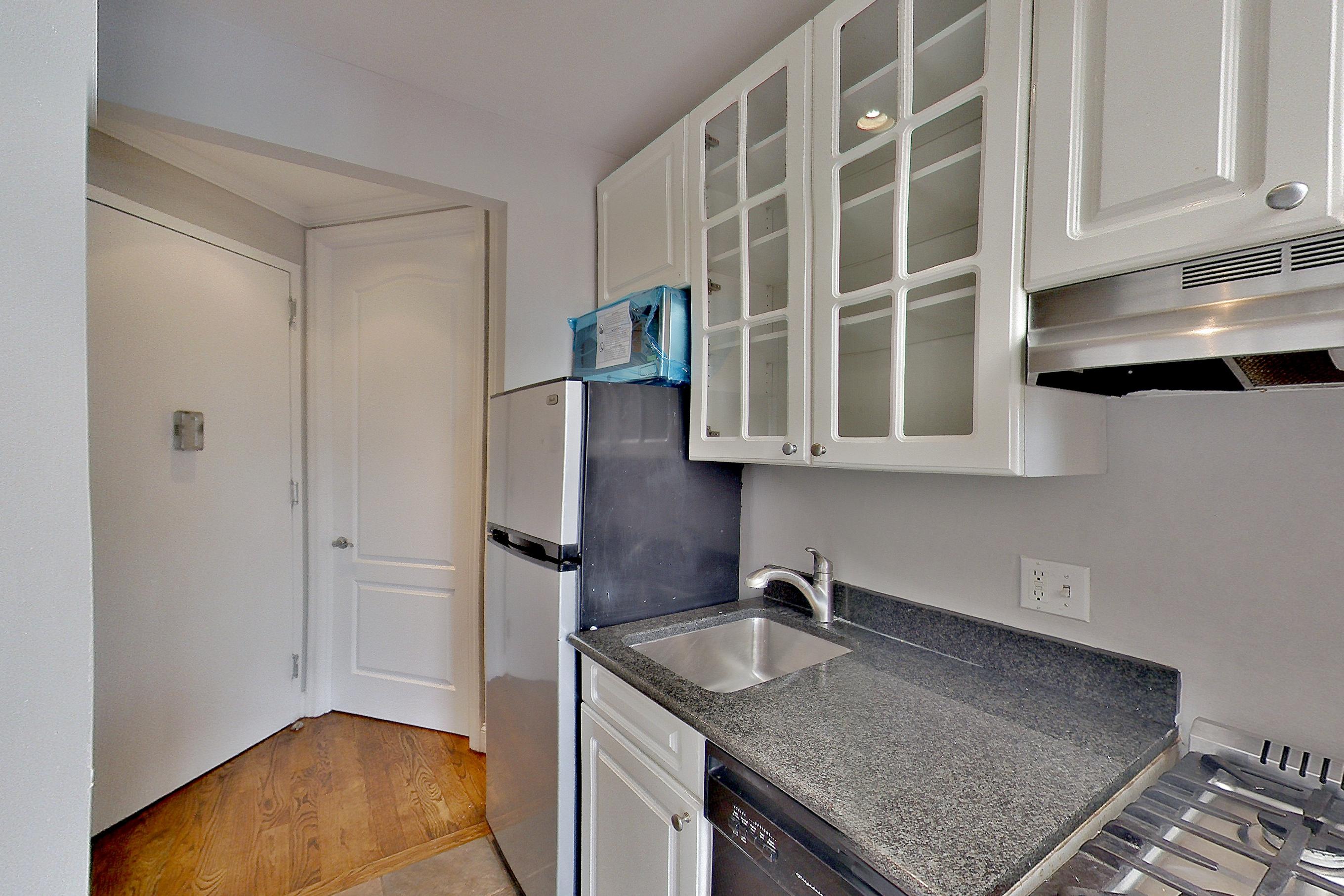 KITCHEN CLOSET