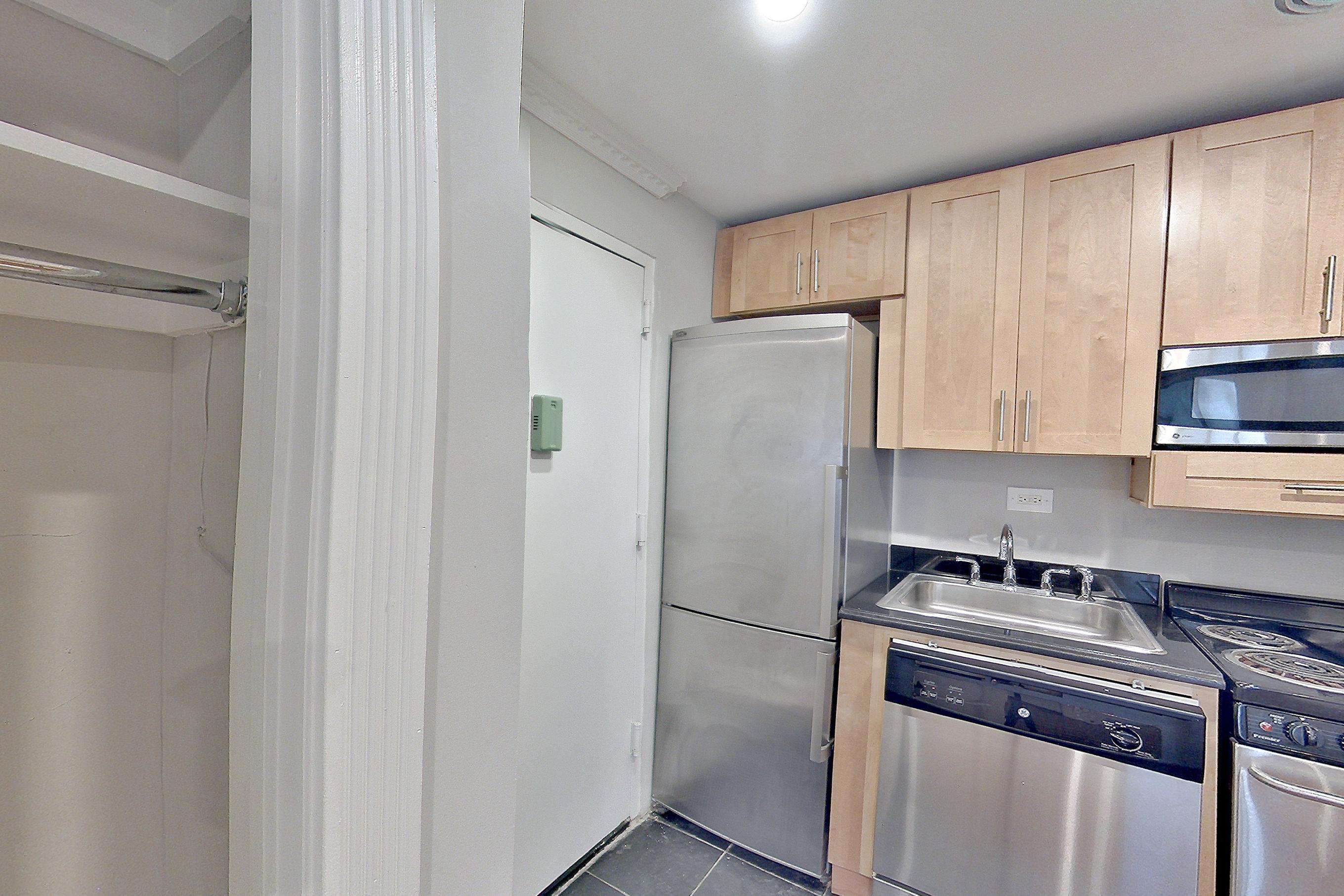 LIVING ROOM CLOSET