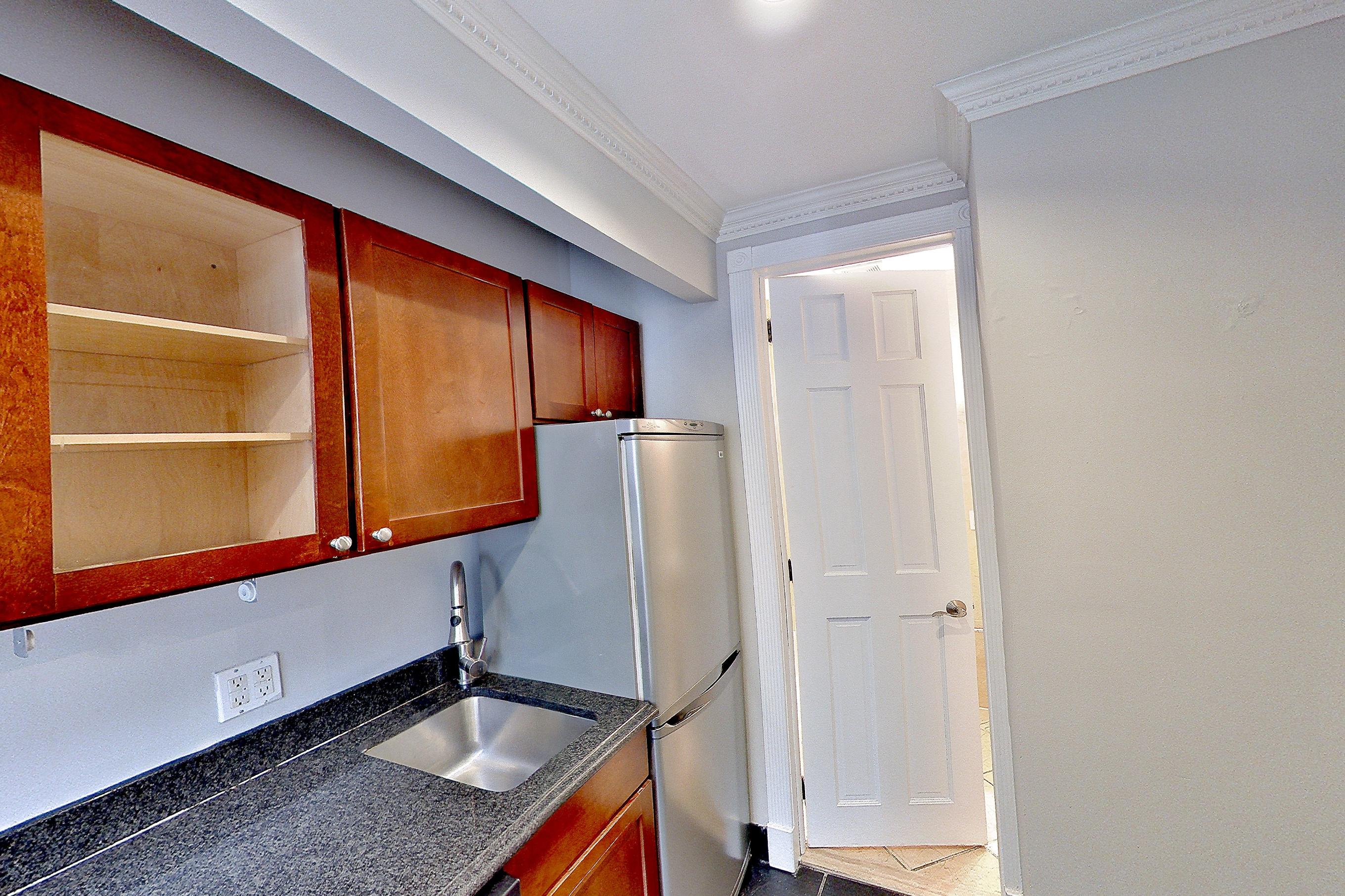 KITCHEN CLOSET