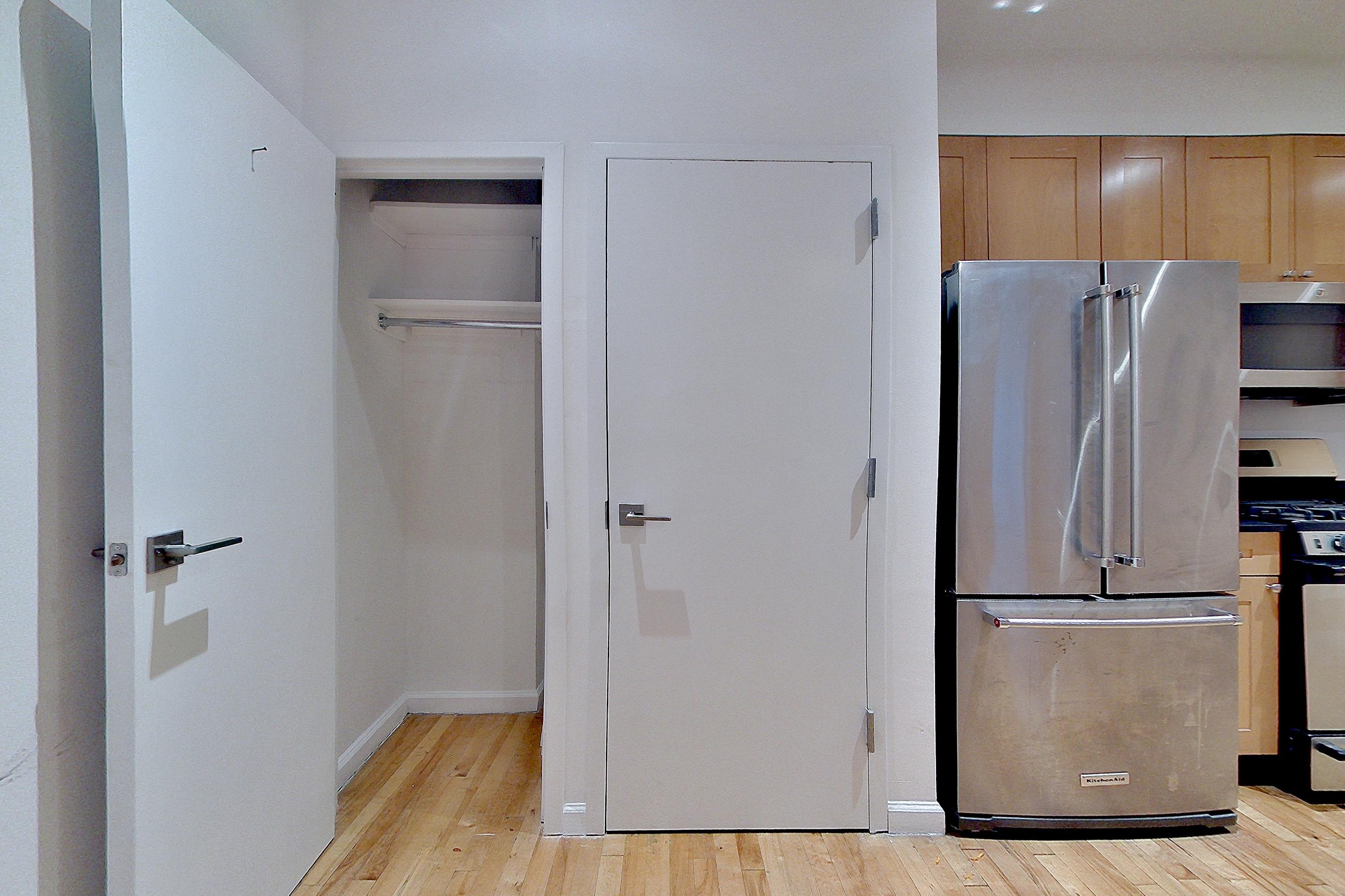 LIVING SPACE CLOSET