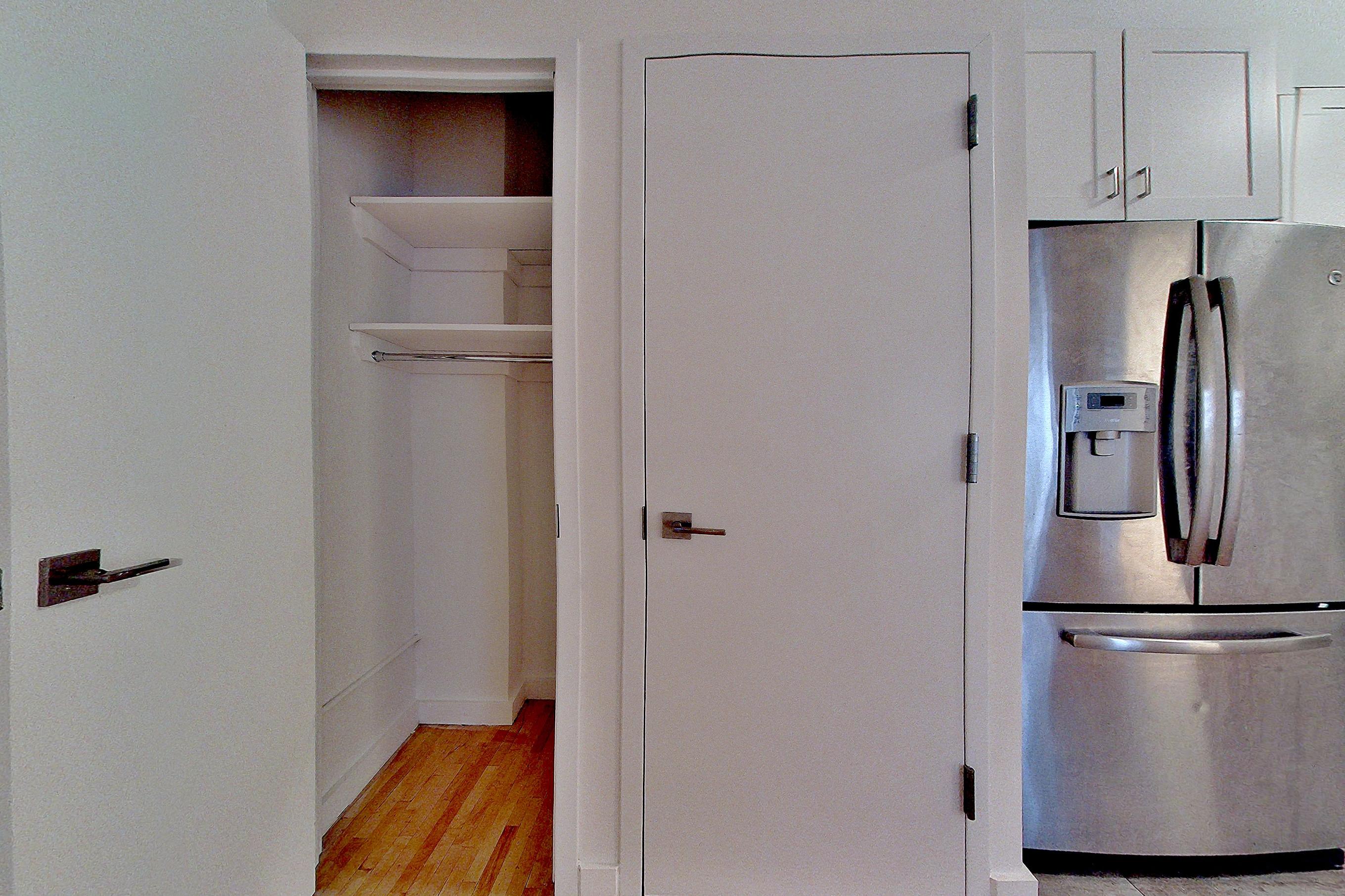 LIVING SPACE CLOSET