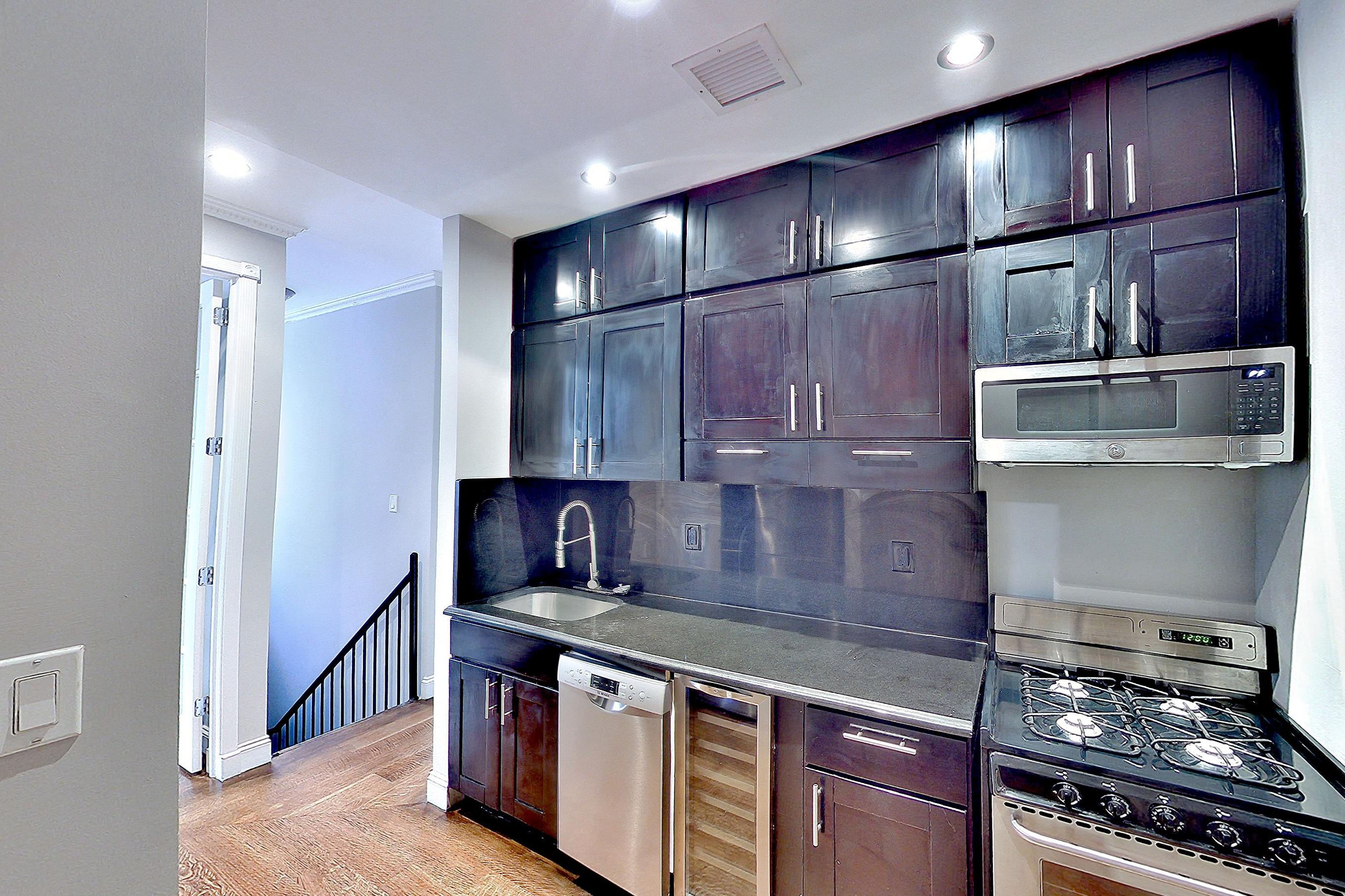 KITCHEN CLOSET