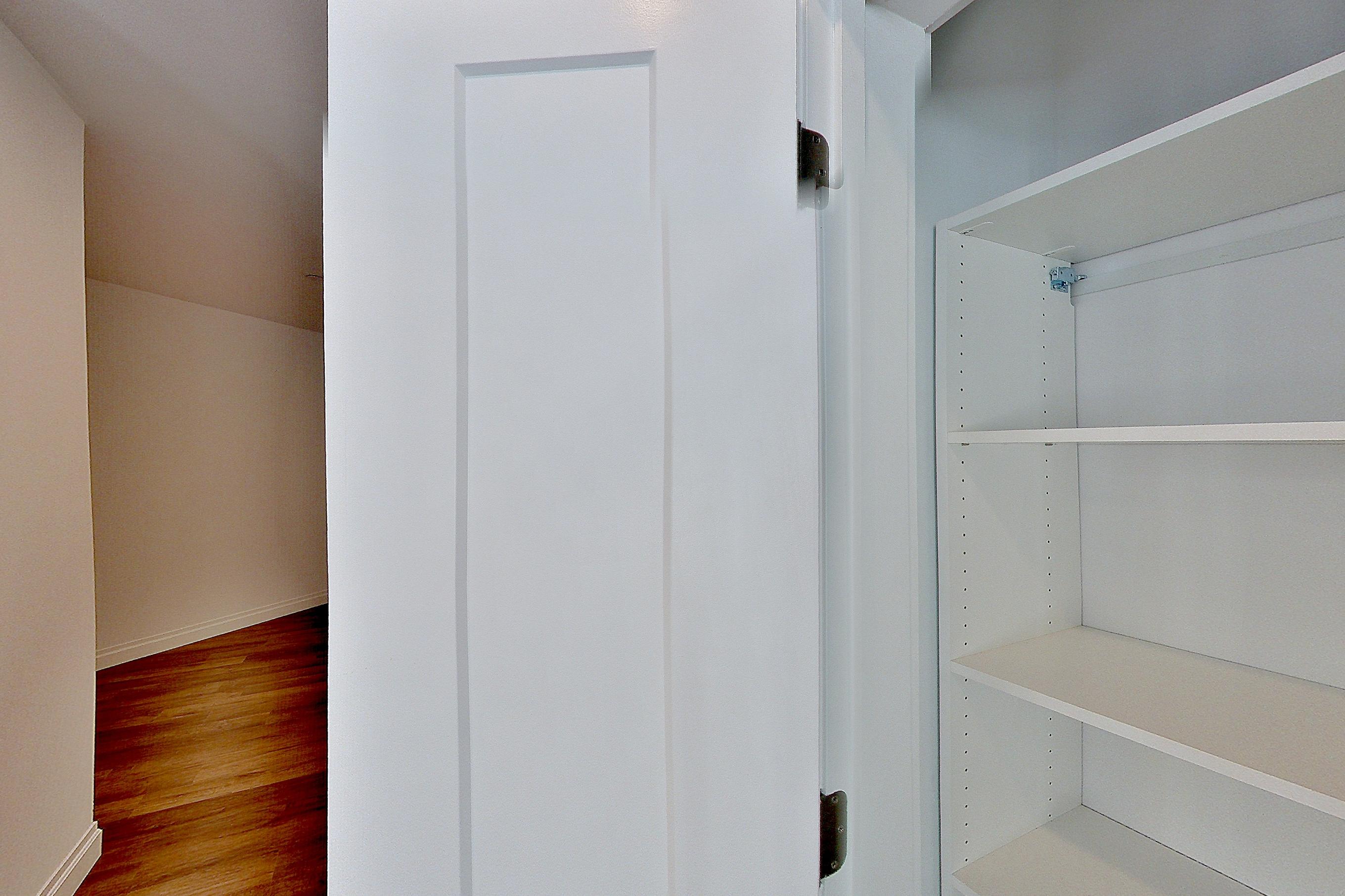 KITCHEN CLOSET