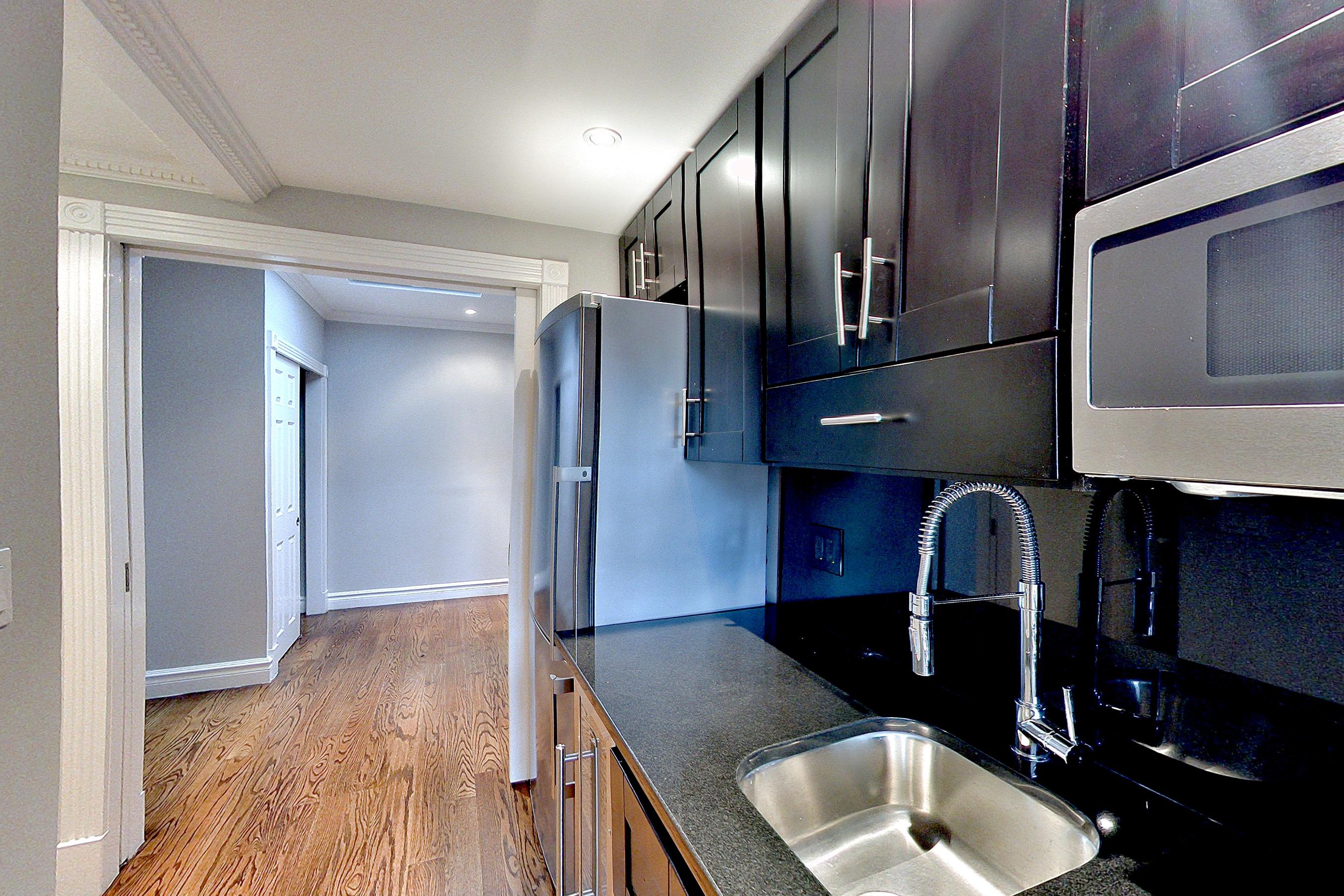KITCHEN CLOSET