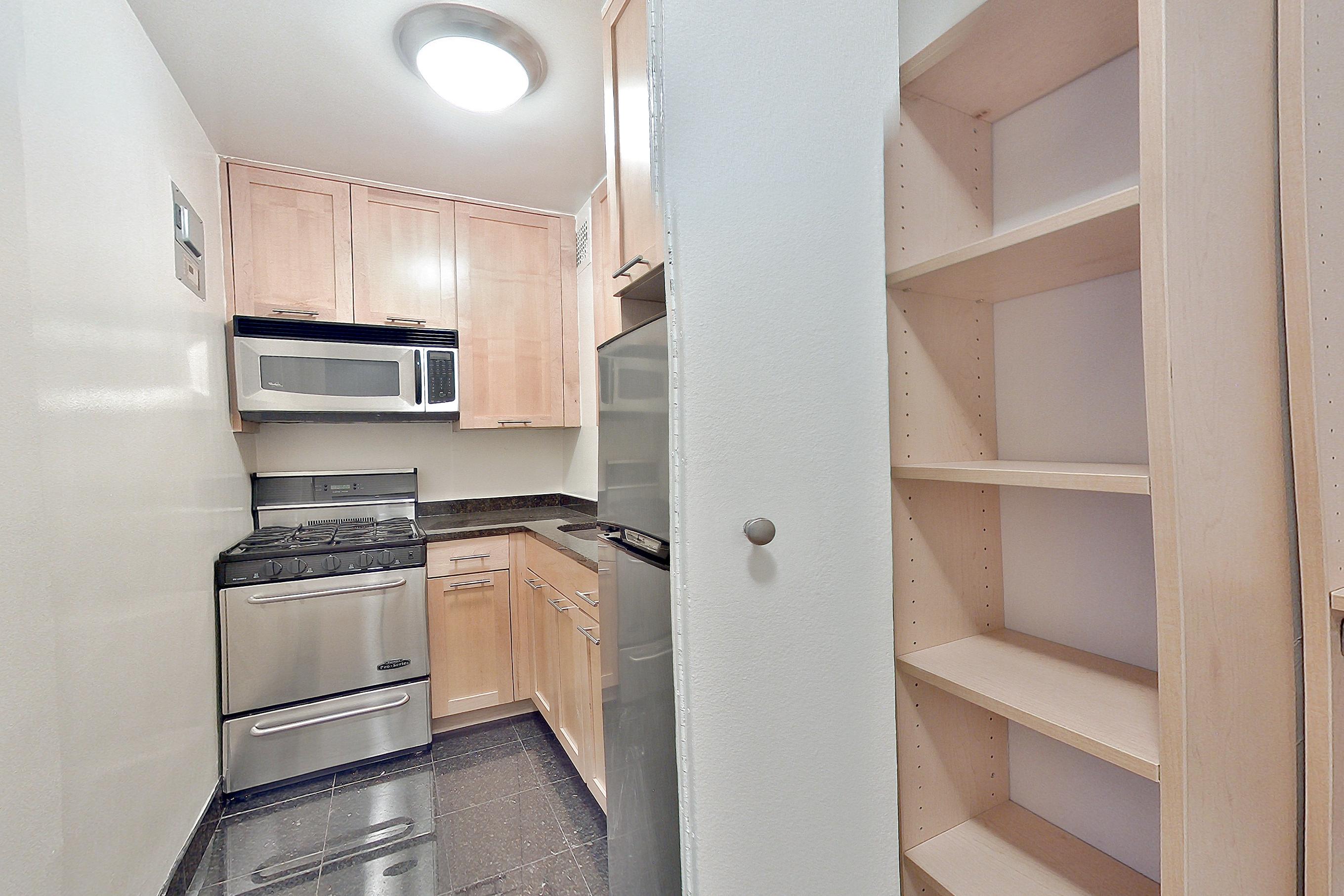 LIVING SPACE CLOSET