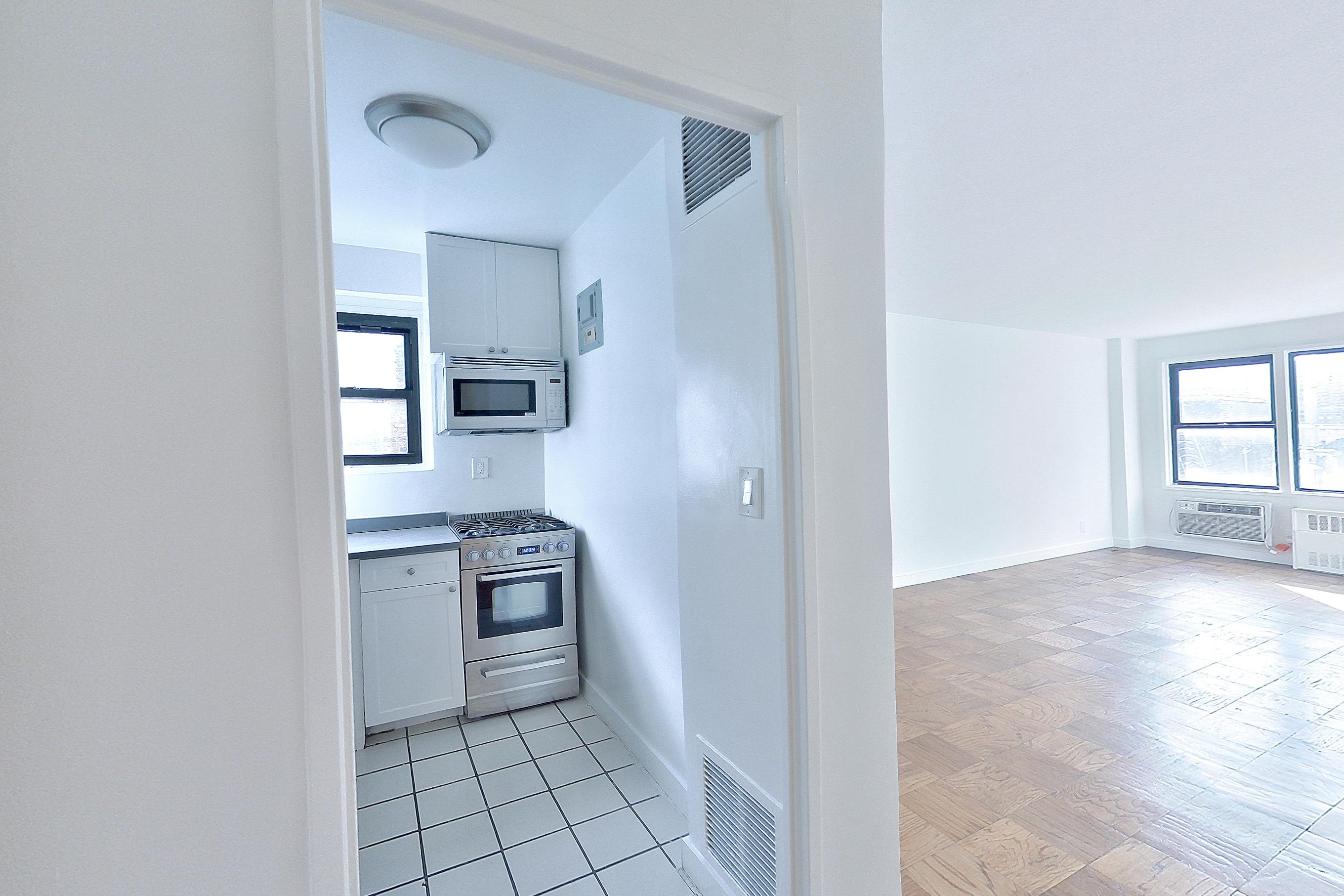 LIVING SPACE CLOSET