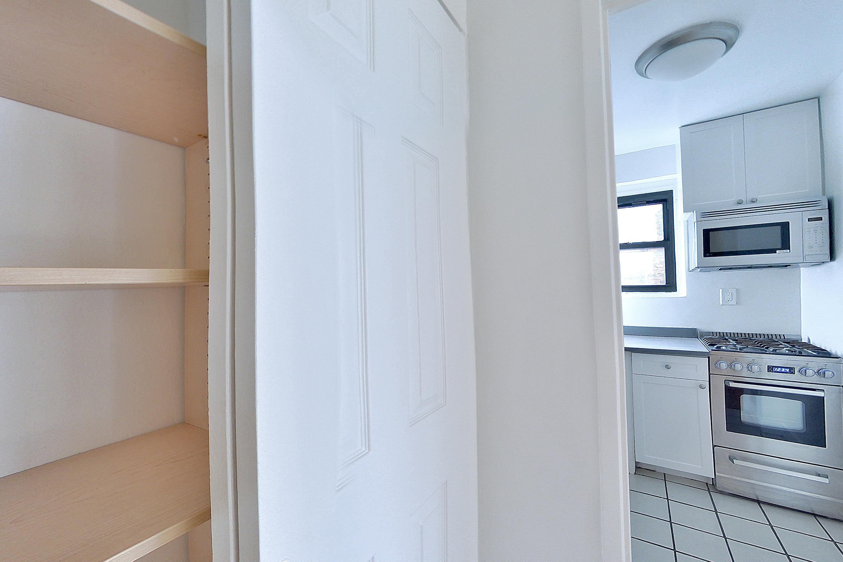 LIVING SPACE CLOSET