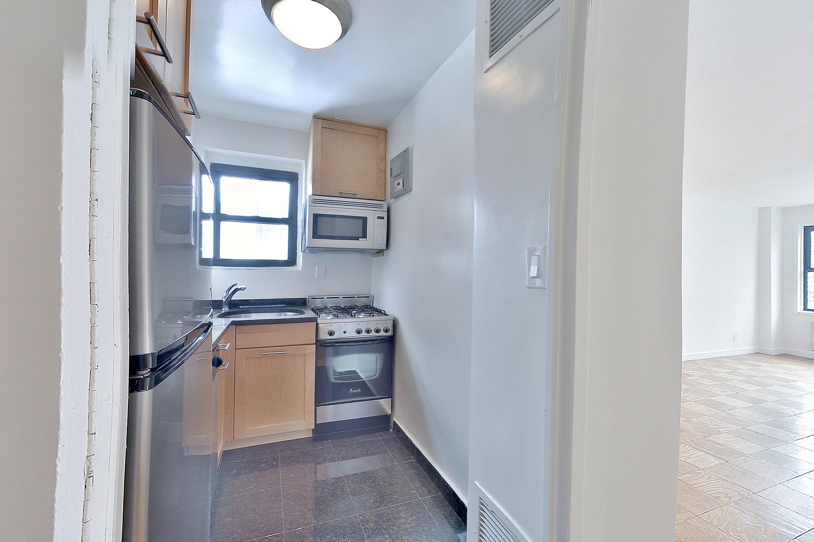 LIVING SPACE CLOSET