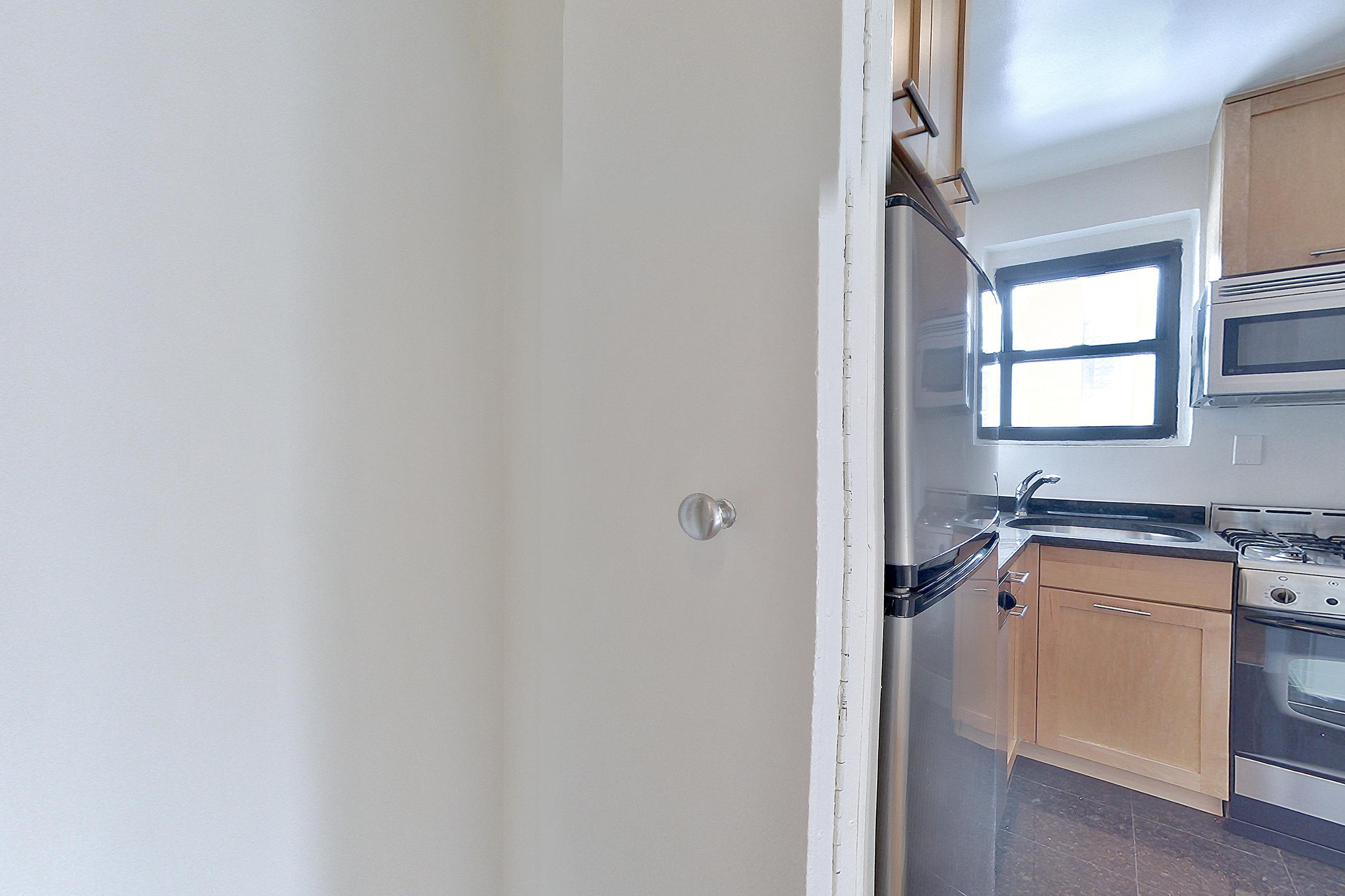 LIVING SPACE CLOSET