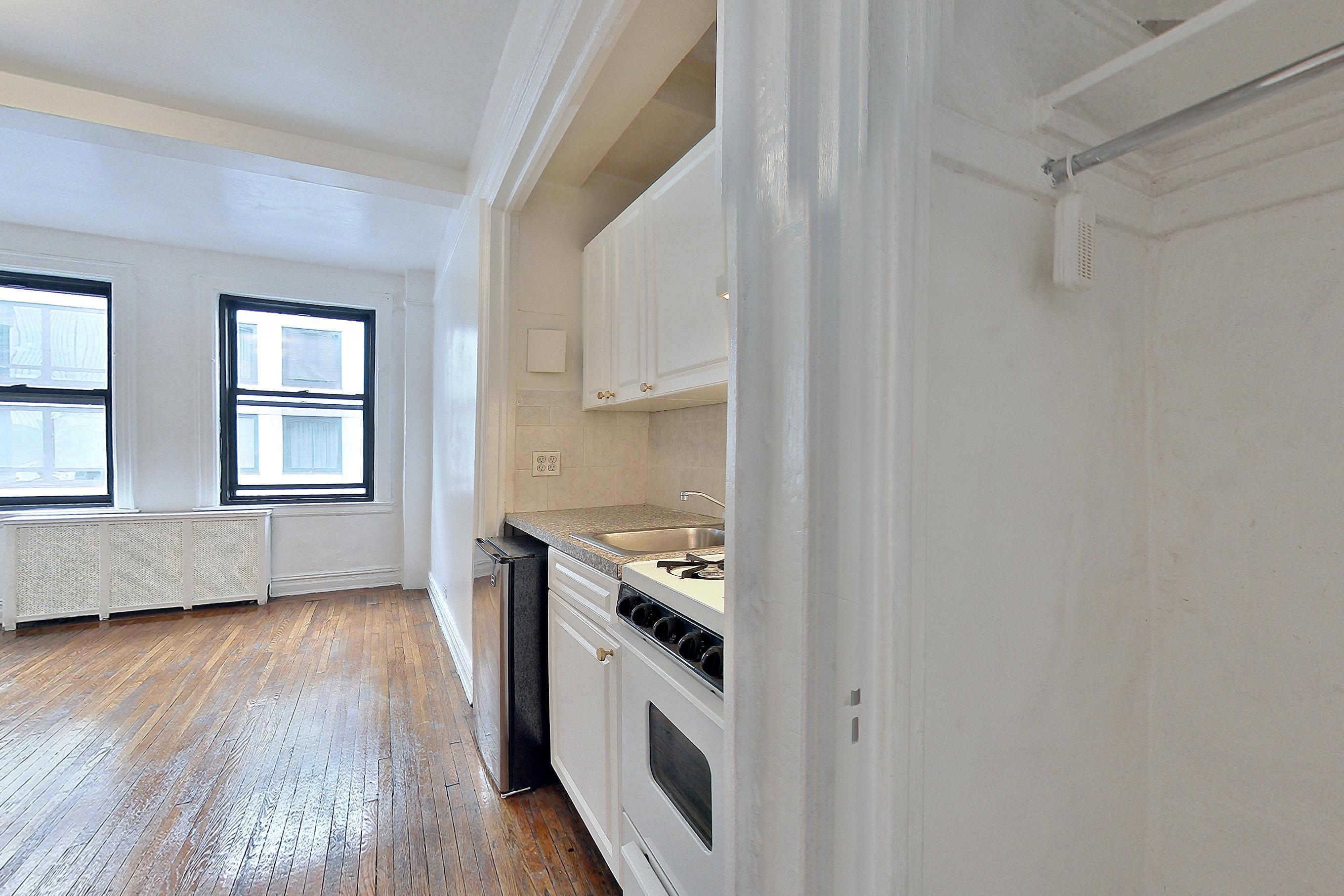 LIVING SPACE CLOSET 2
