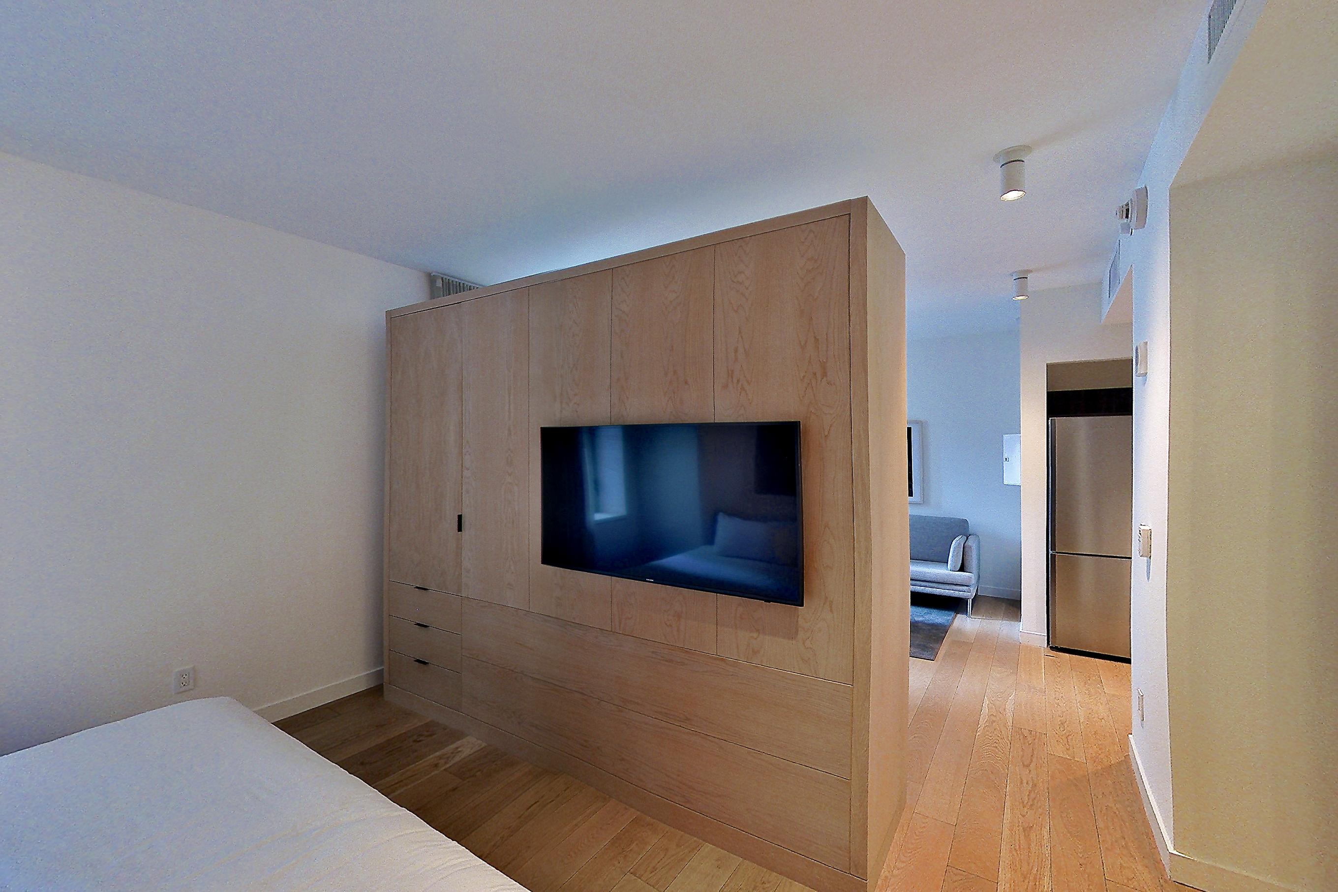 LIVING SPACE CLOSET
