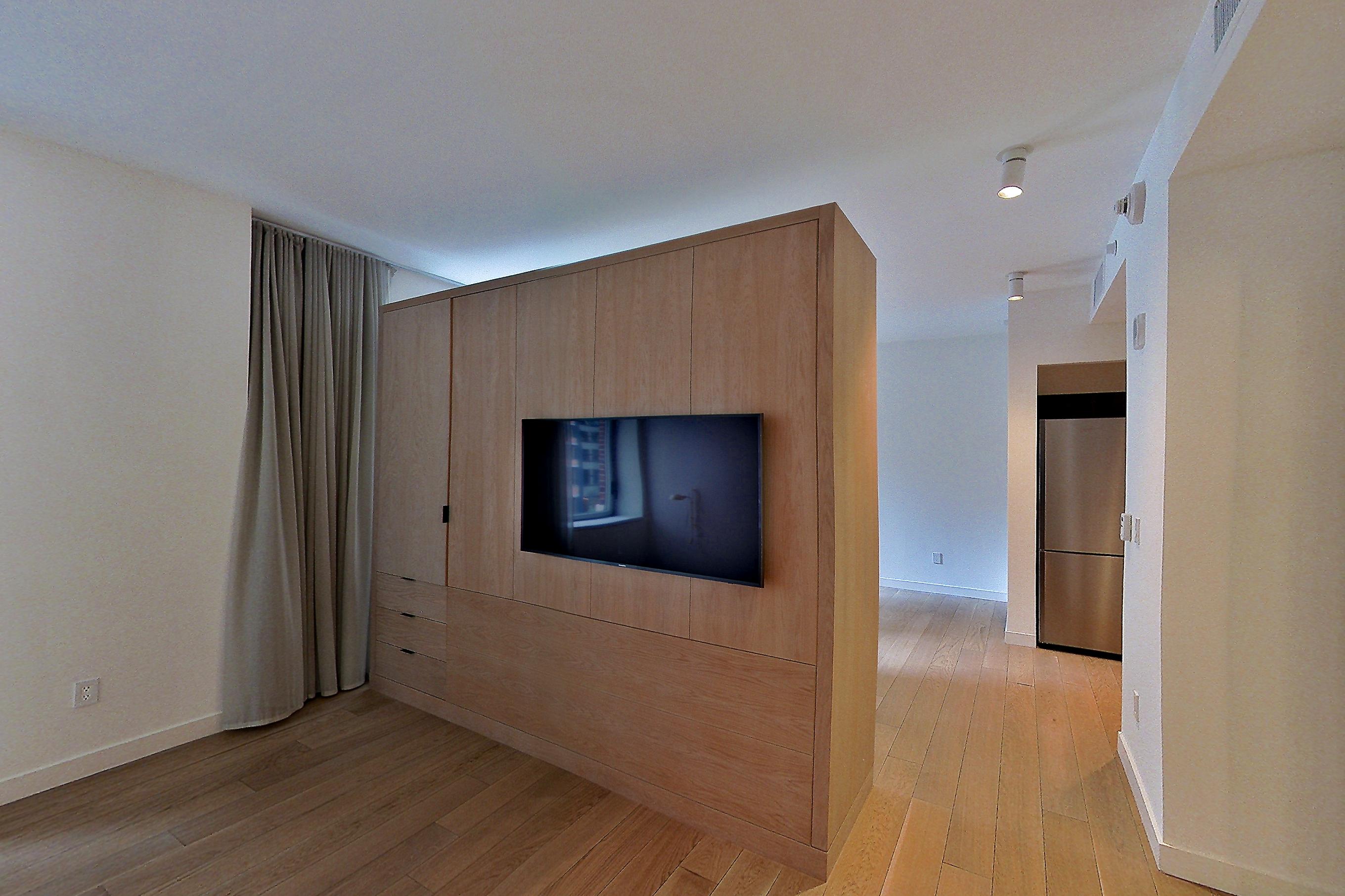 LIVING SPACE CLOSET