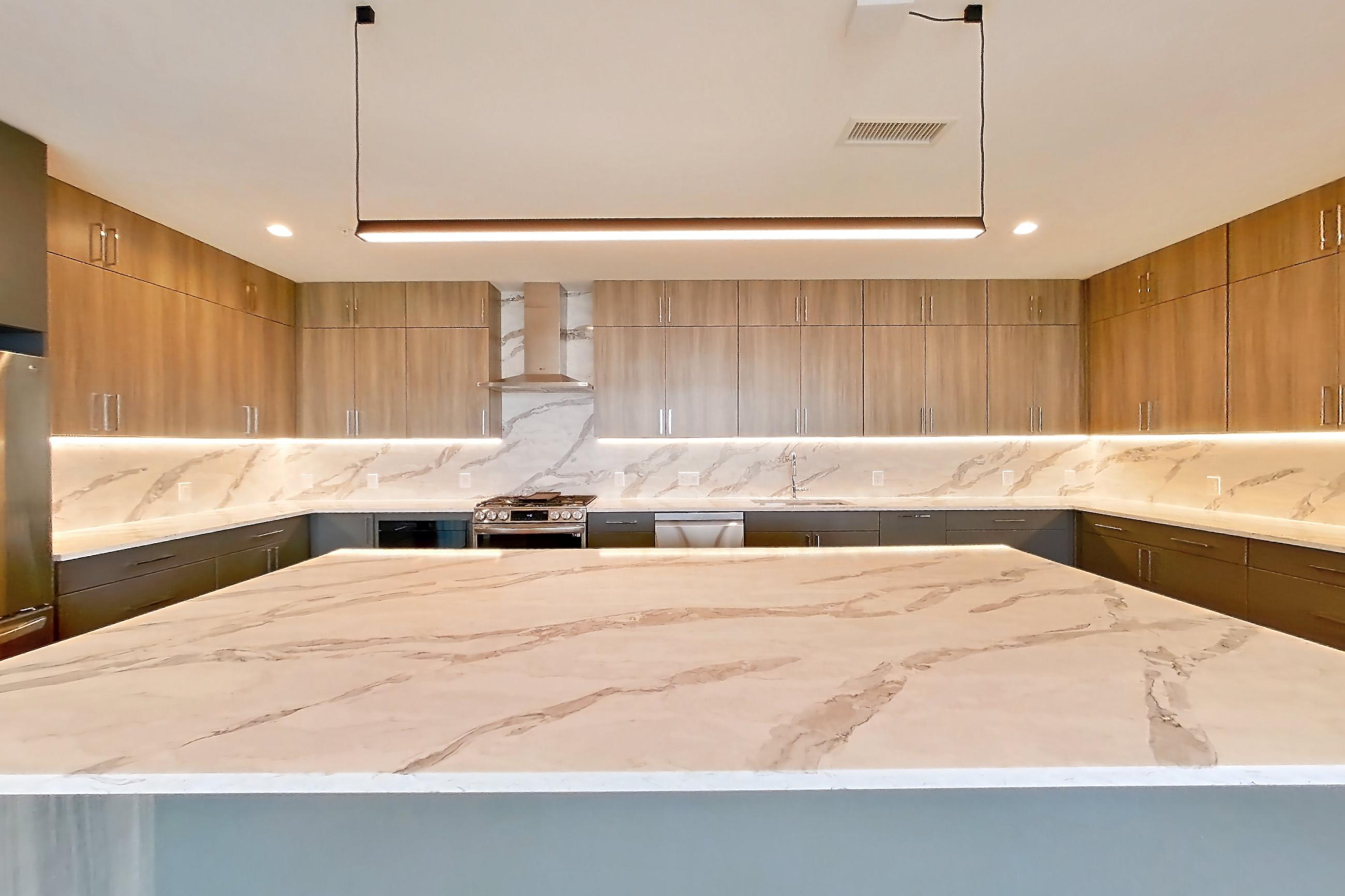 KITCHEN BAR