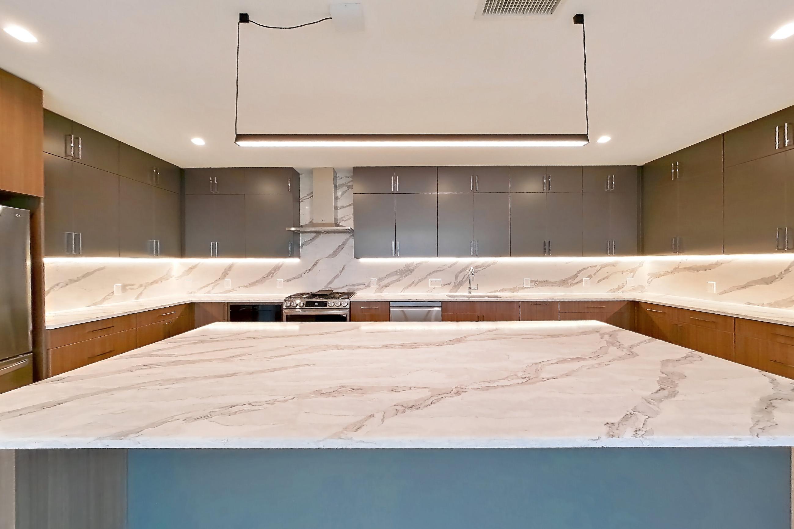 KITCHEN BAR