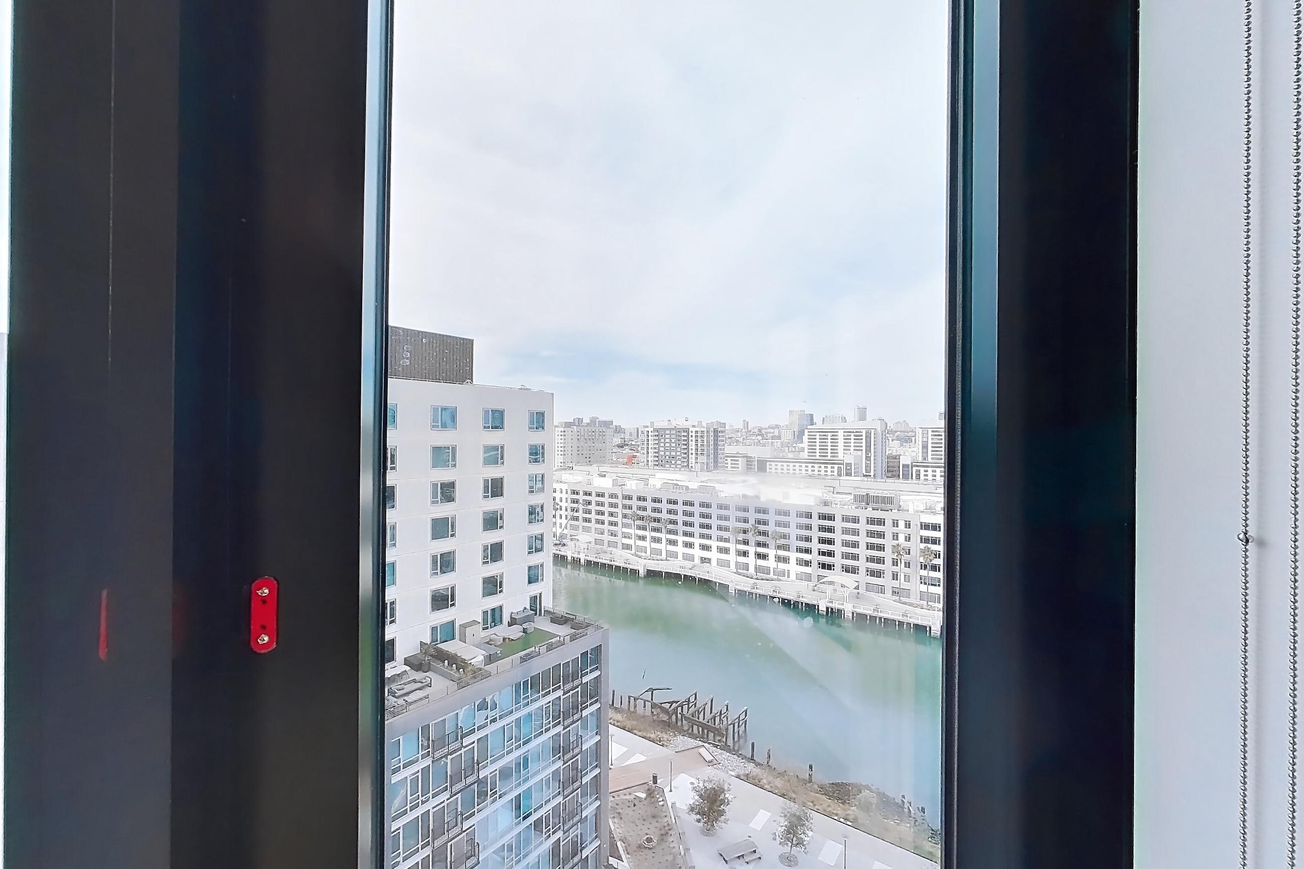 LIVINGROOM WINDOW VIEW 2