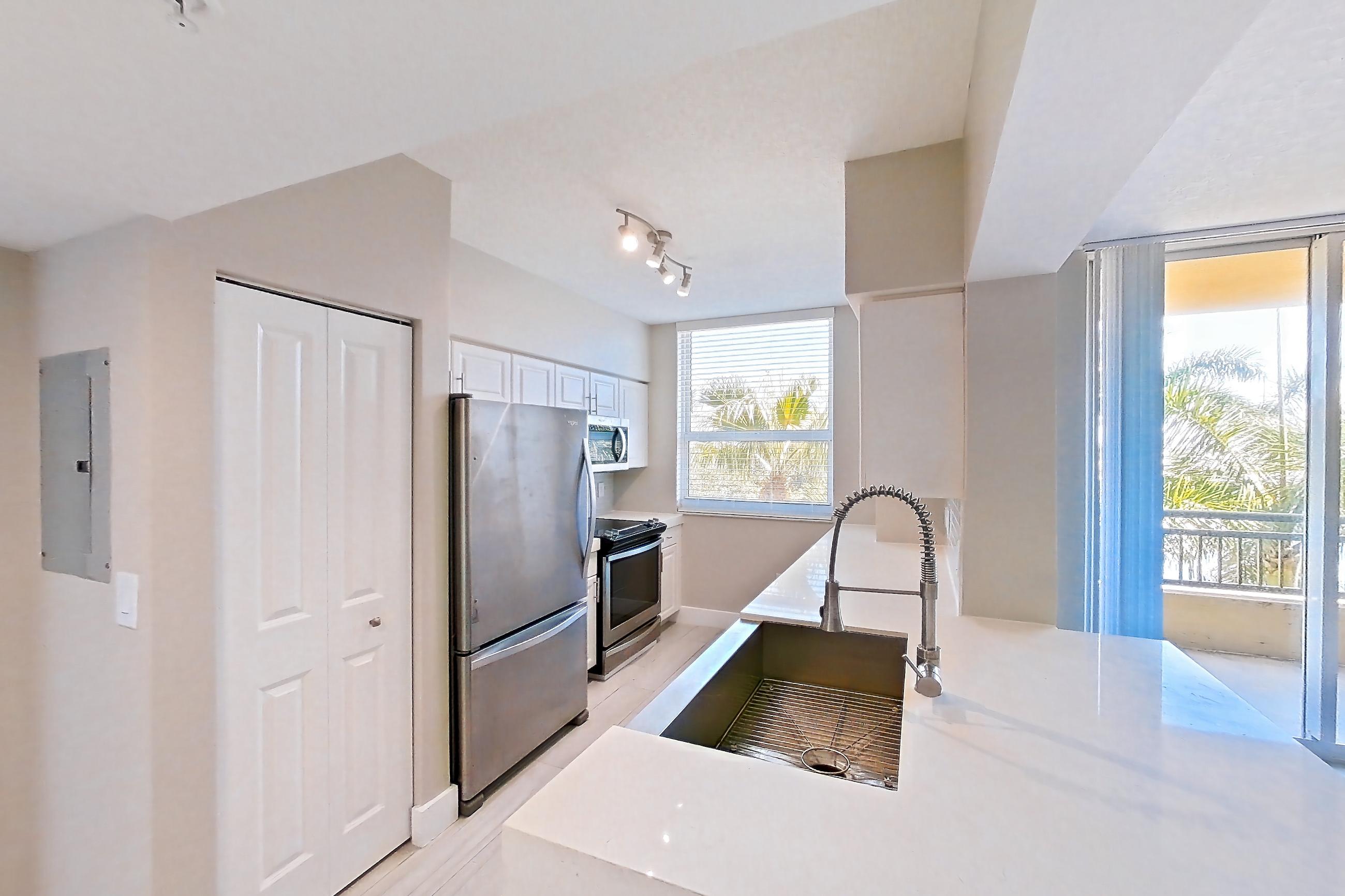 KITCHEN ENTRYWAY