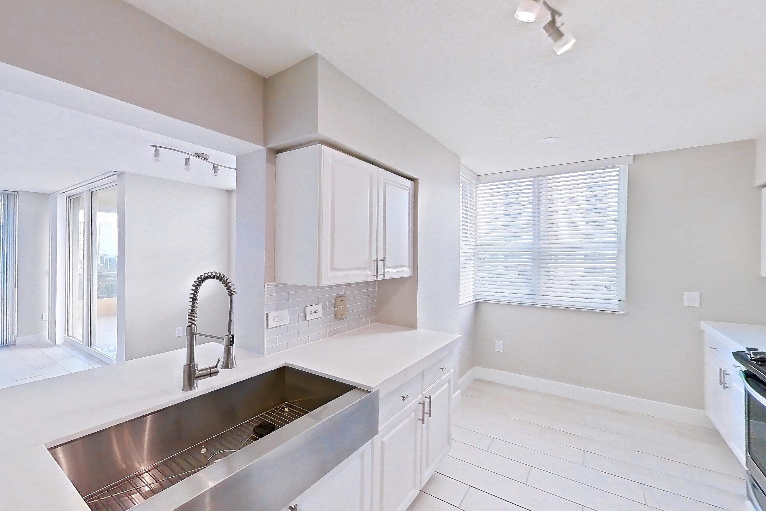 KITCHEN CLOSET