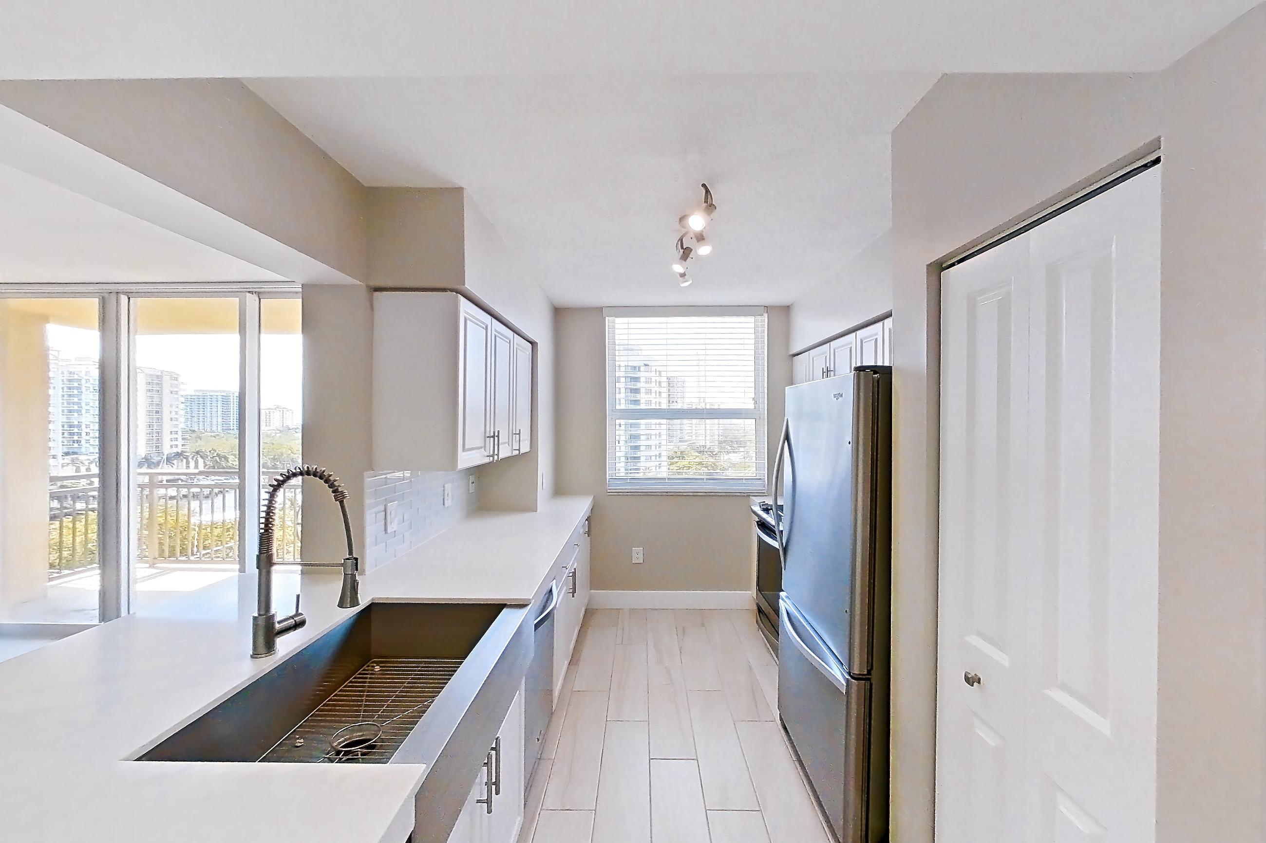KITCHEN ENTRYWAY