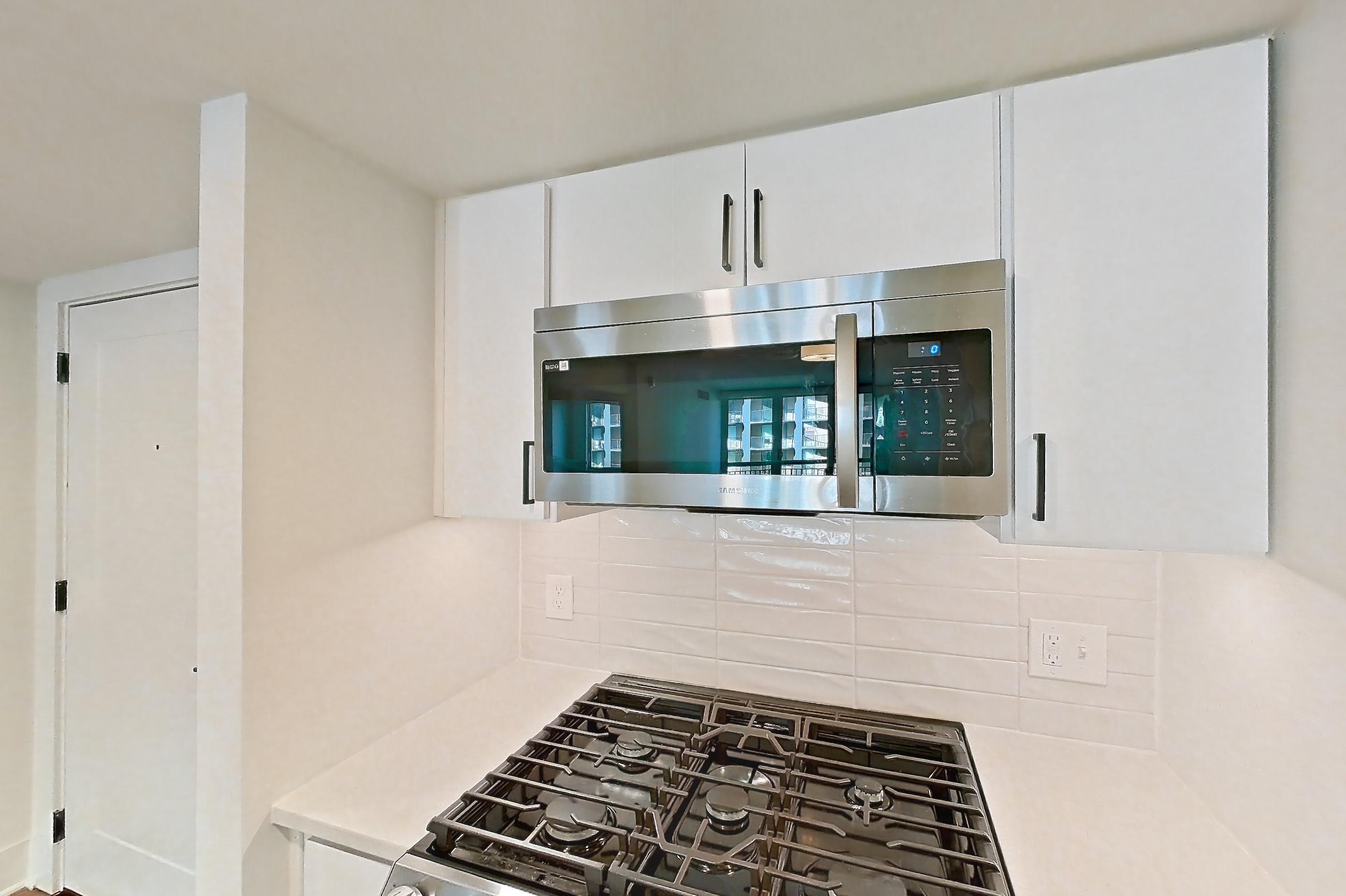 Kitchen in Apartment 01-0605 at Cortland Pentagon City, A3R floor plan