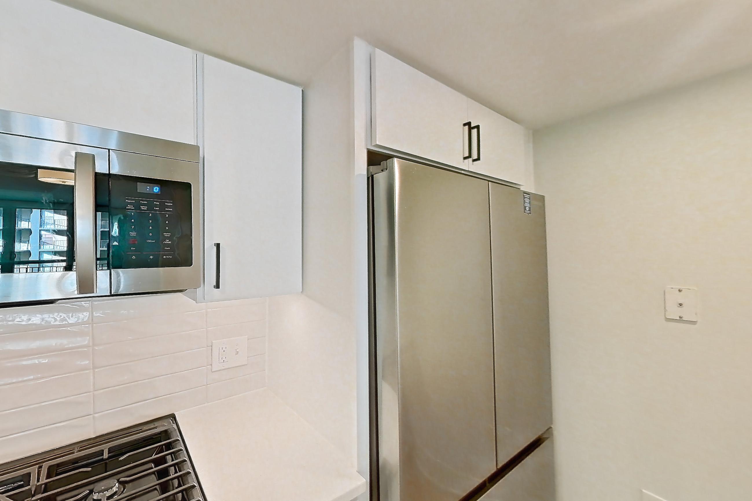 Kitchen in Apartment 01-0605 at Cortland Pentagon City, A3R floor plan