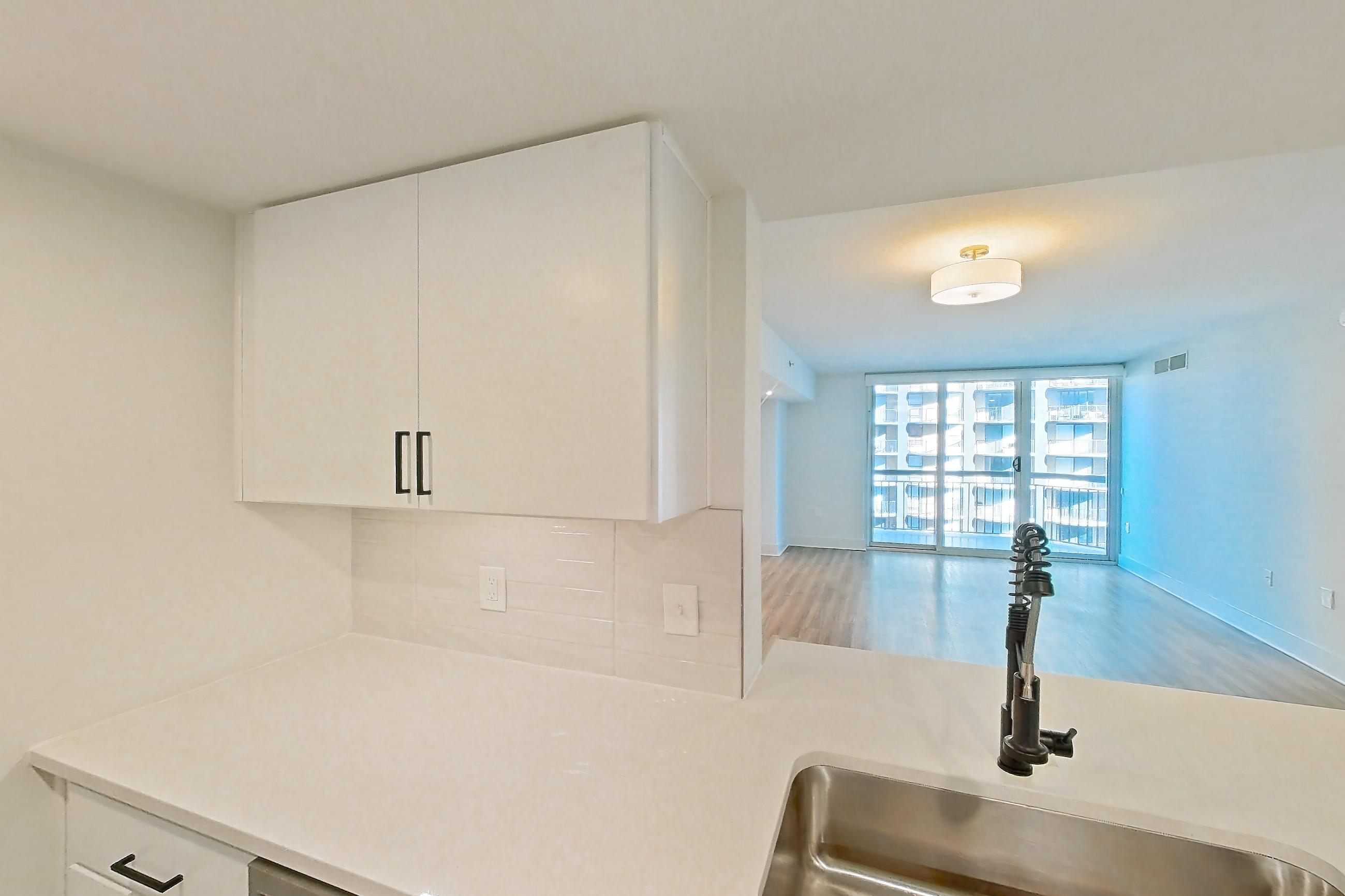 Kitchen in Apartment 01-0605 at Cortland Pentagon City, A3R floor plan