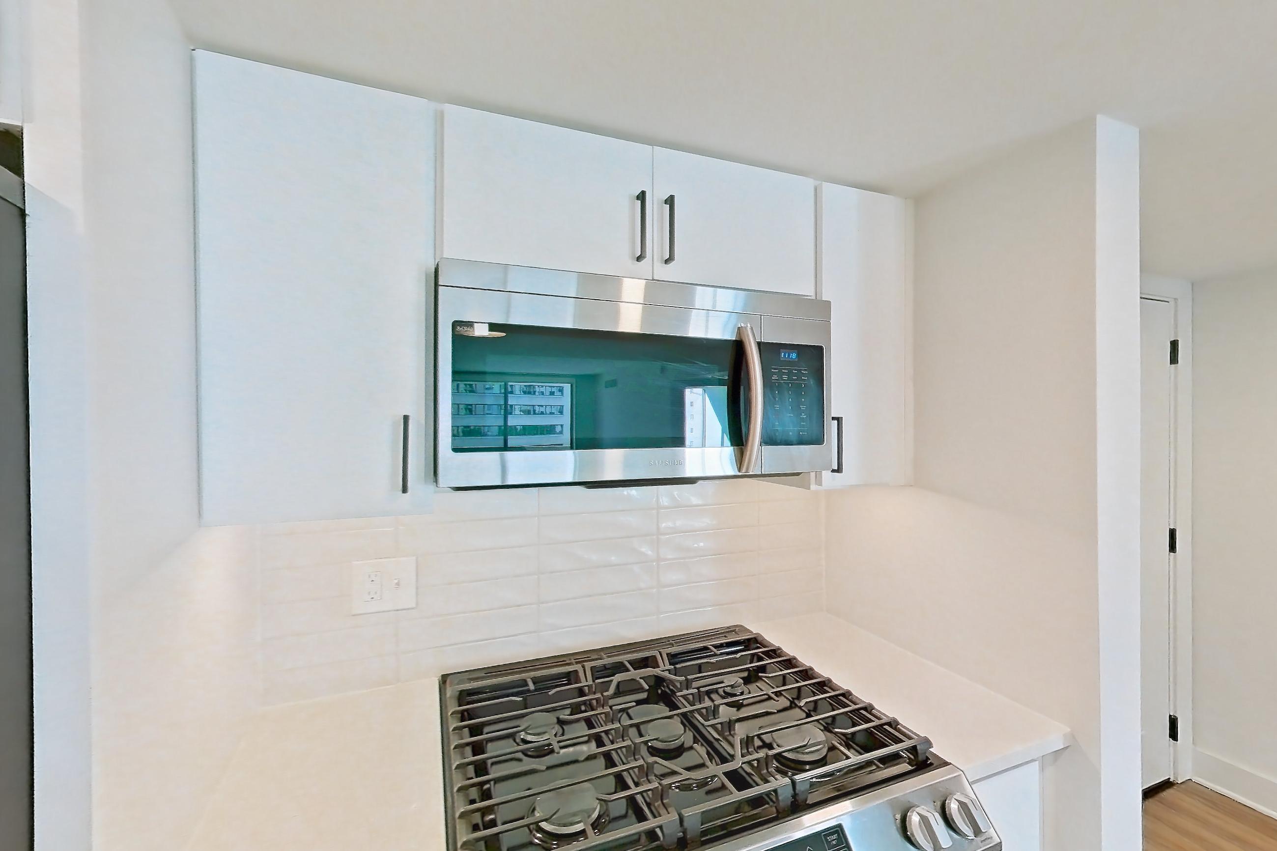 Kitchen in Apartment 02-0606 at Cortland Pentagon City, A4R floor plan