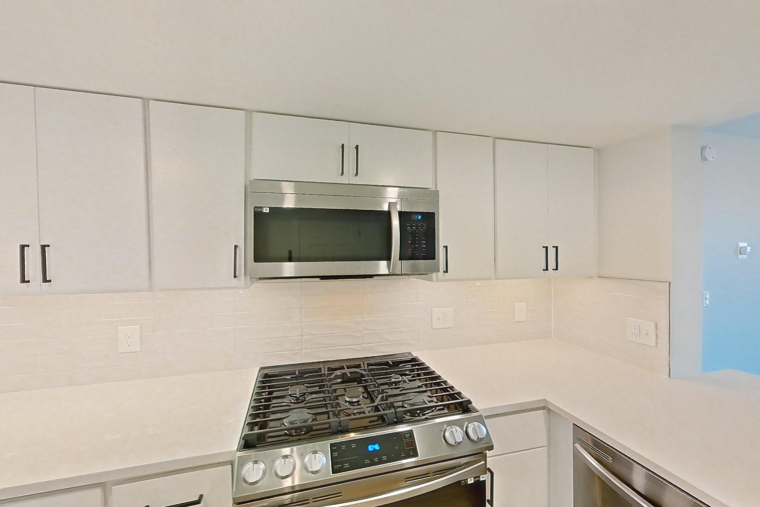 Kitchen in Apartment 01-0409 at Cortland Pentagon City, B10R floor plan