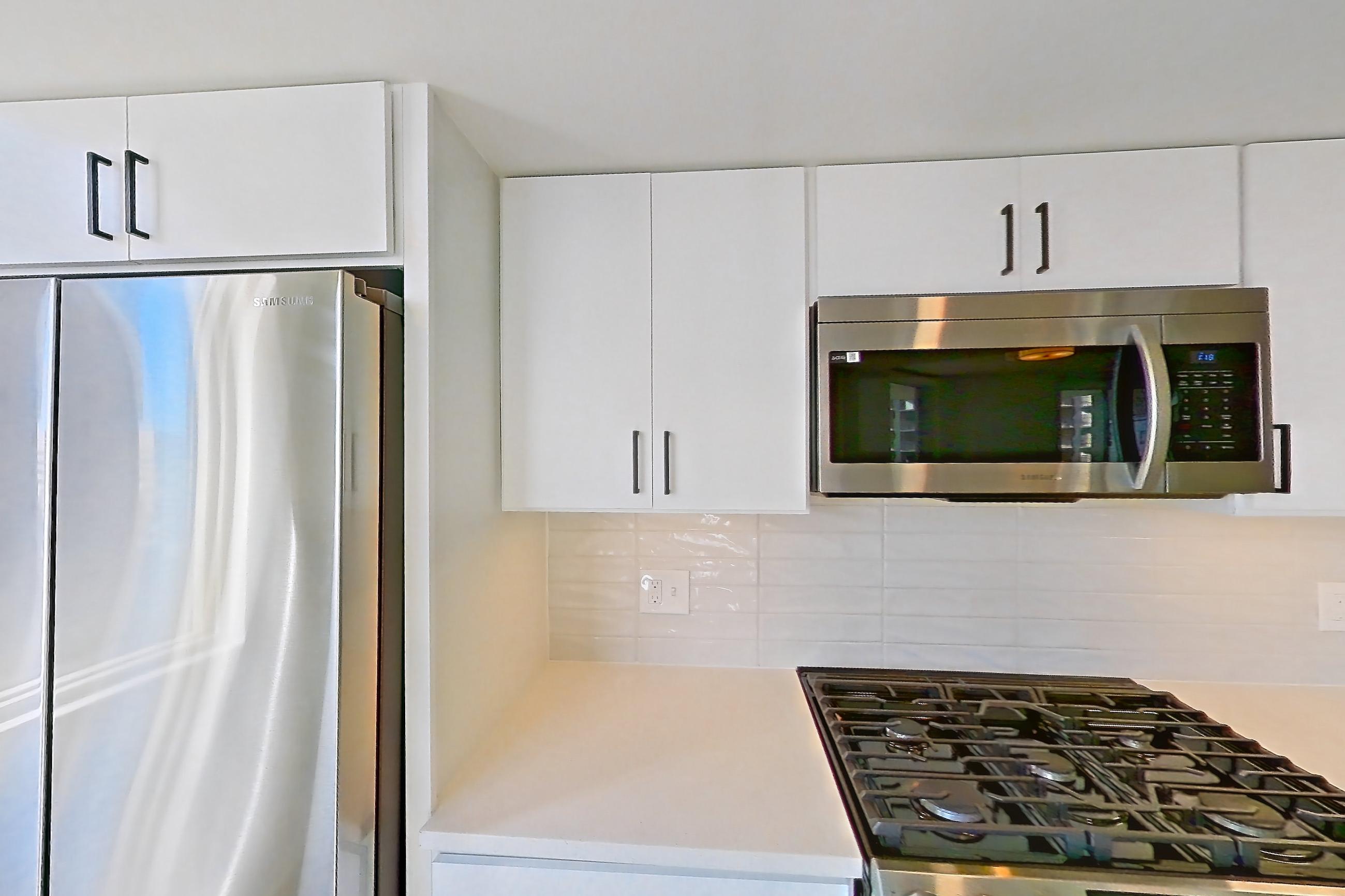 Kitchen in Apartment 01-0717 at Cortland Pentagon City, B7R floor plan