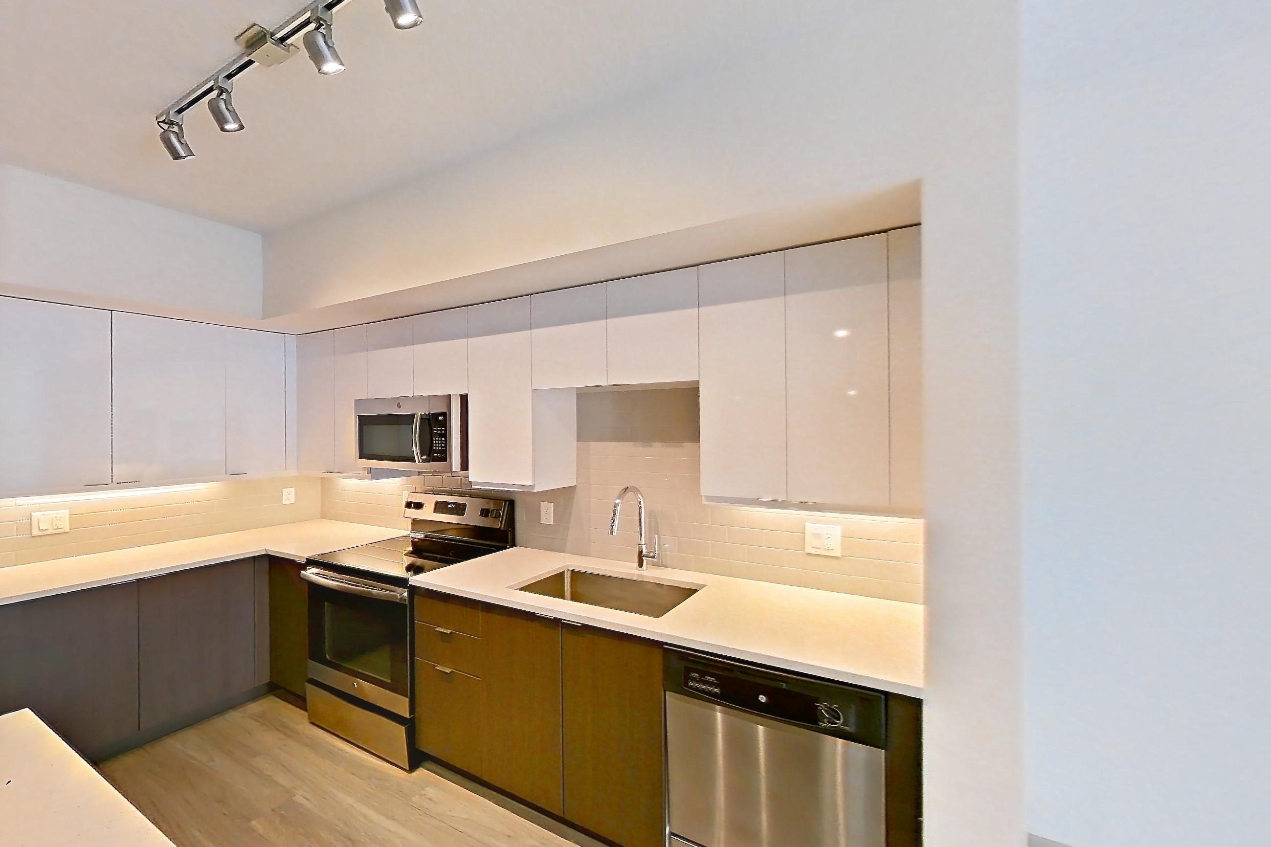 KITCHEN ISLAND CORNER