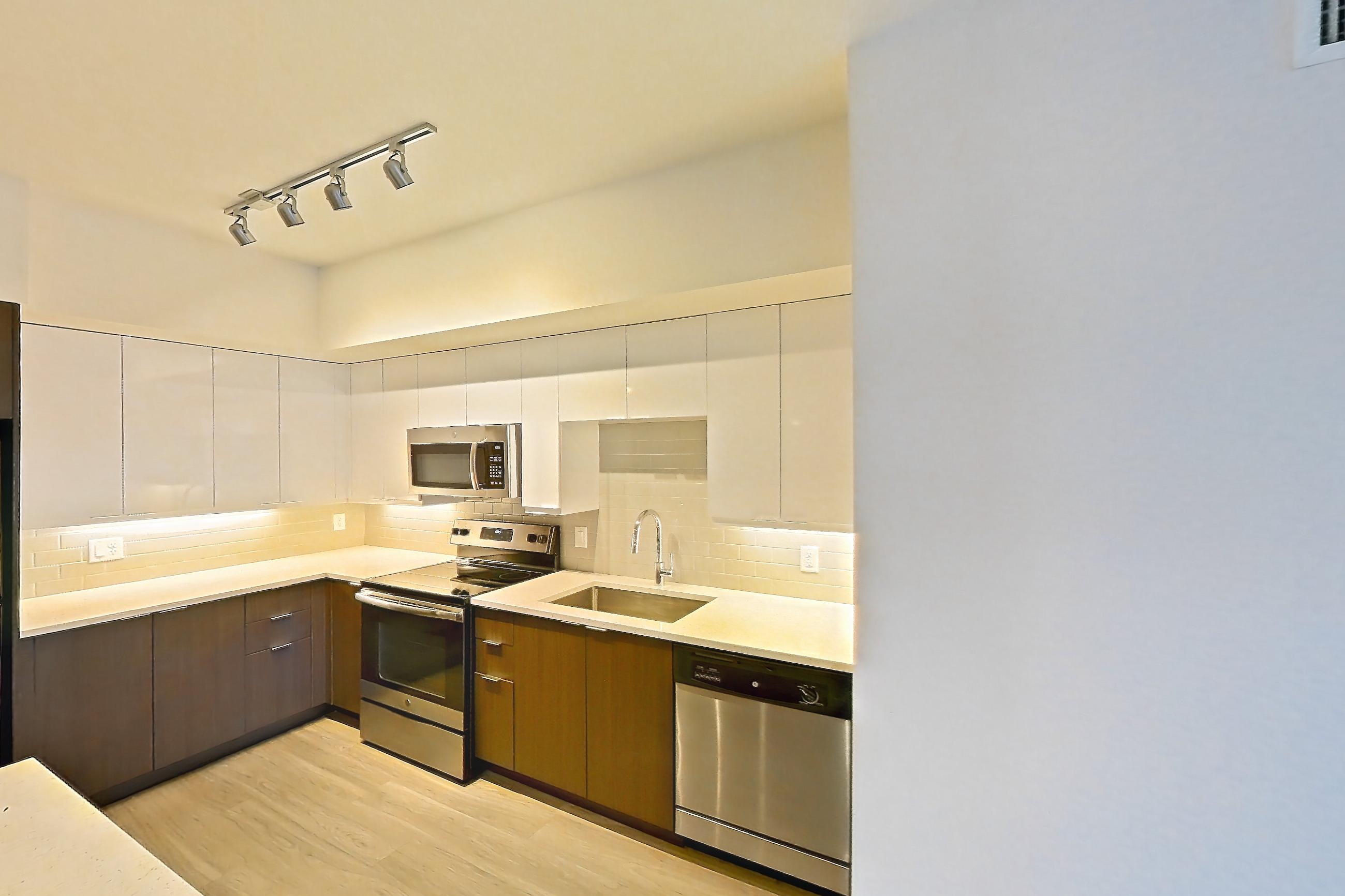KITCHEN ISLAND CORNER