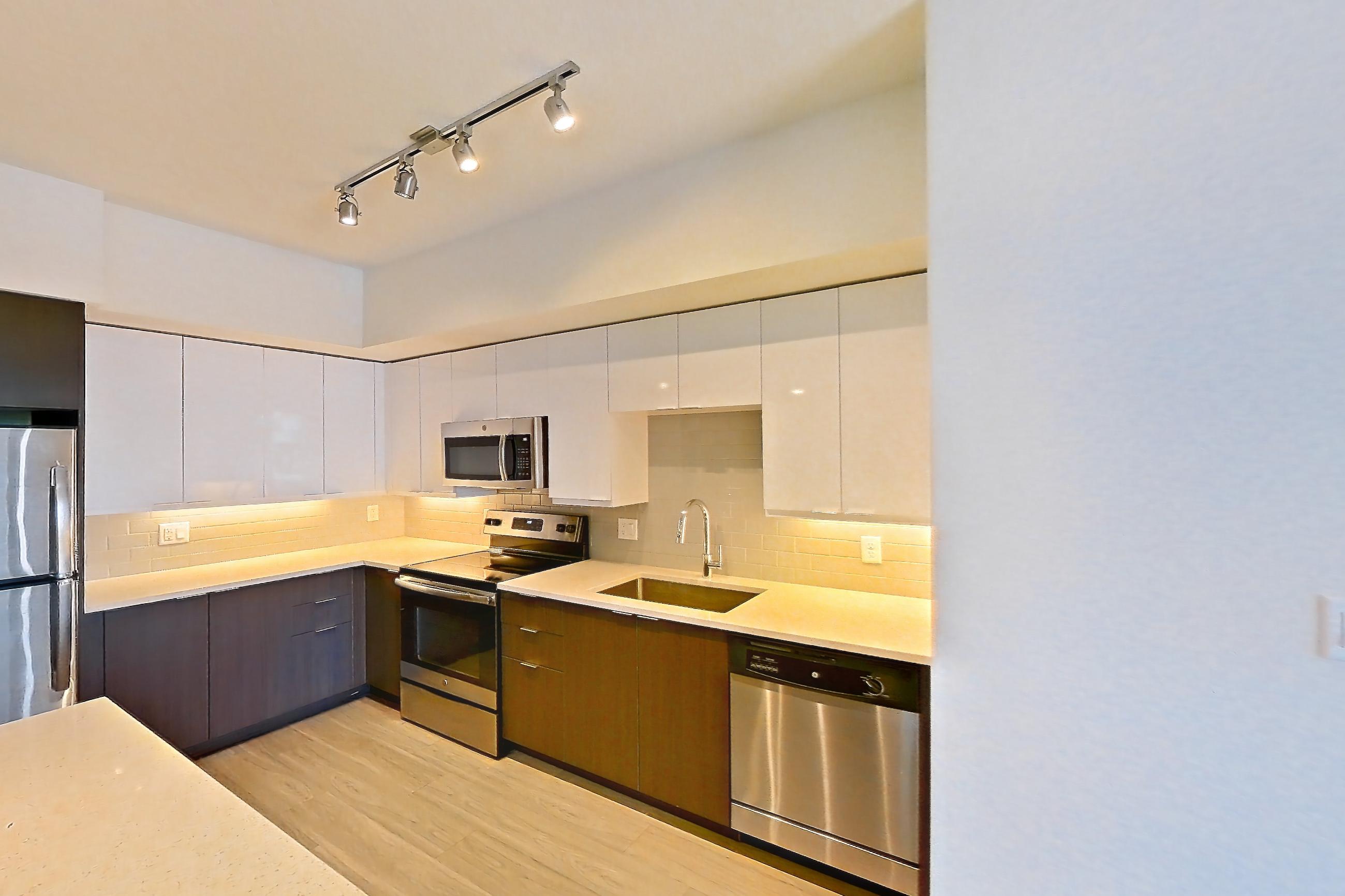 Kitchen island corner in Apartment 3410 at Cortland Deerfield Station, B4 - Sambar floor plan