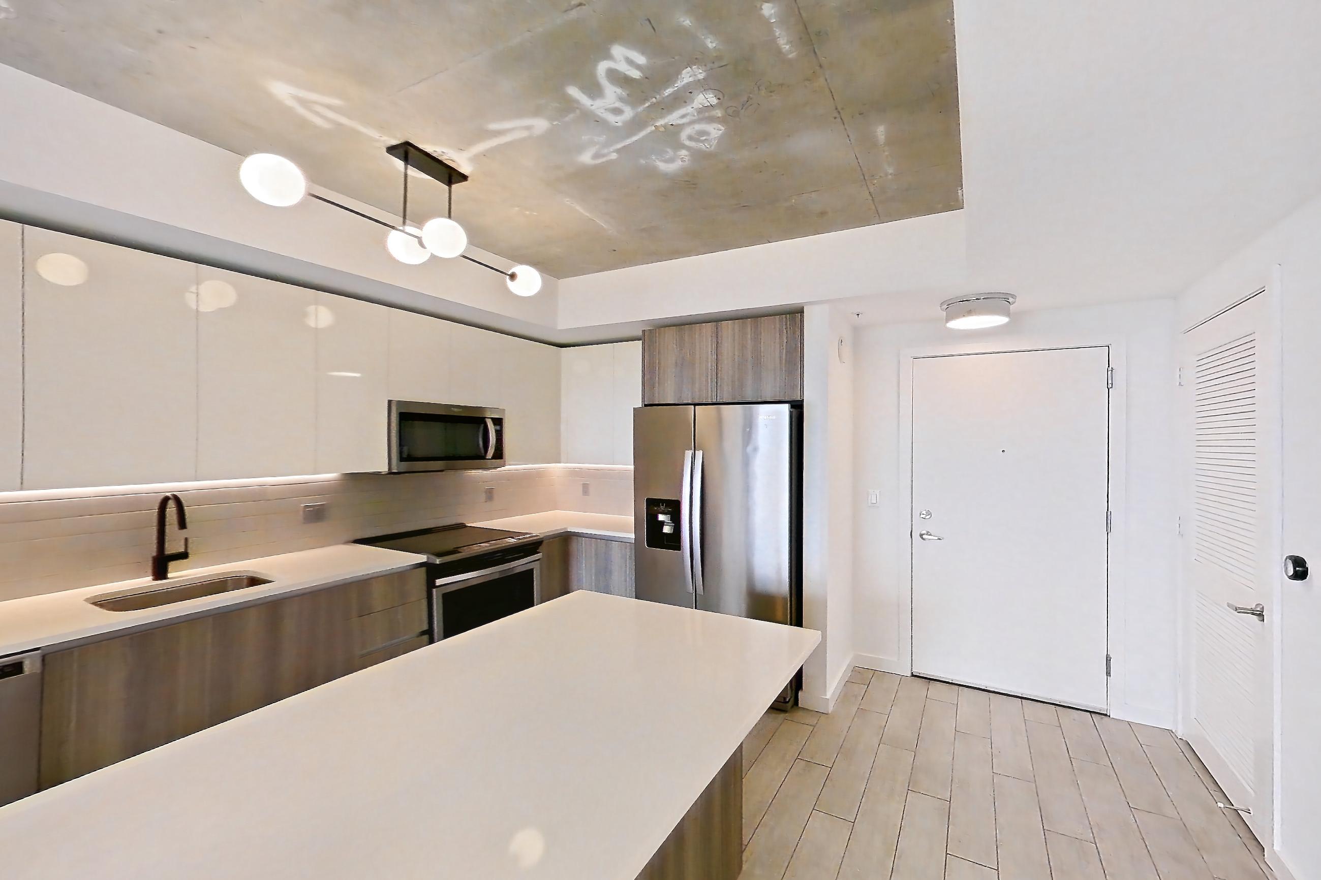 KITCHEN ISLAND CORNER