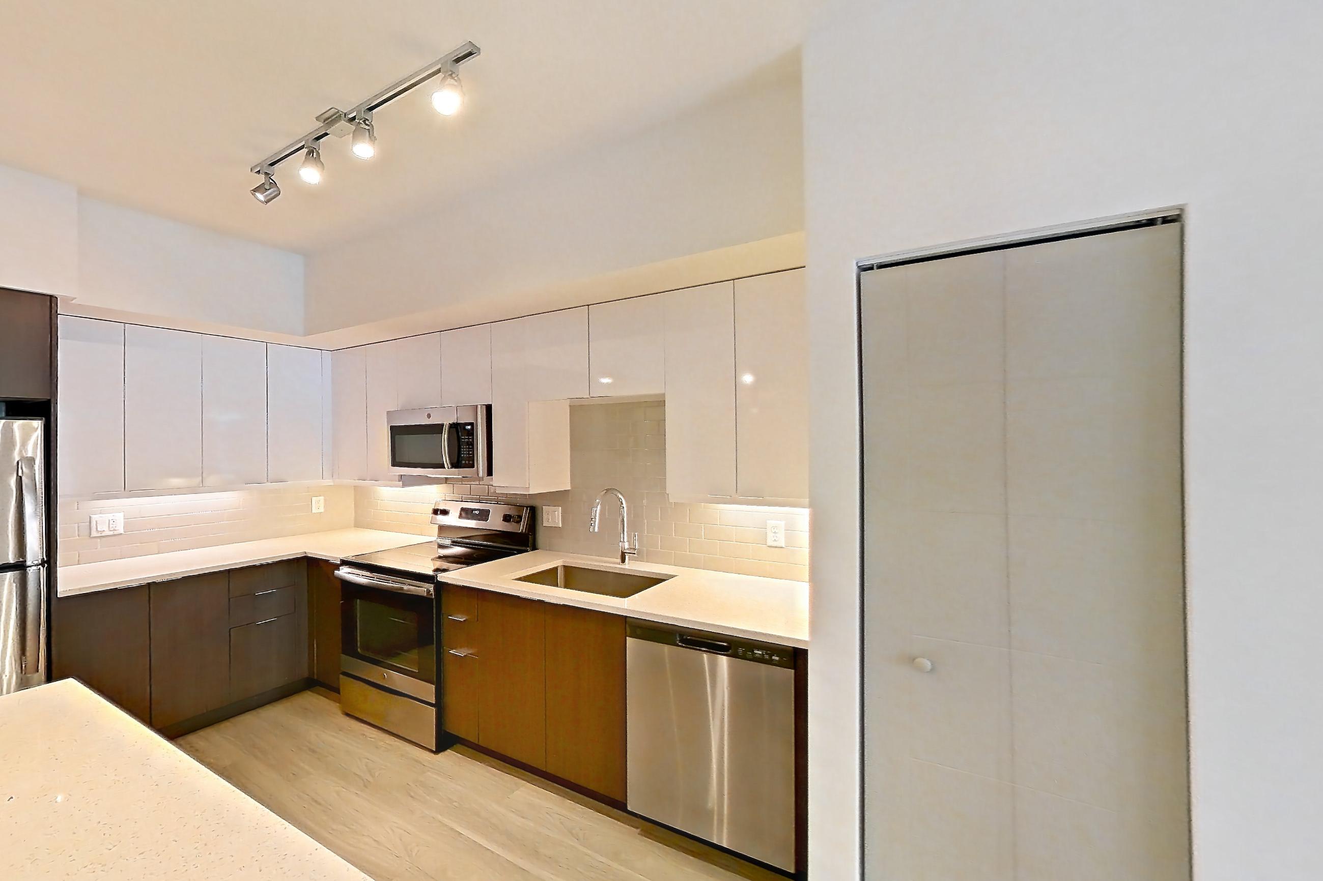 Kitchen island corner in Apartment 2309 at Cortland Deerfield Station, B5 - Sika floor plan