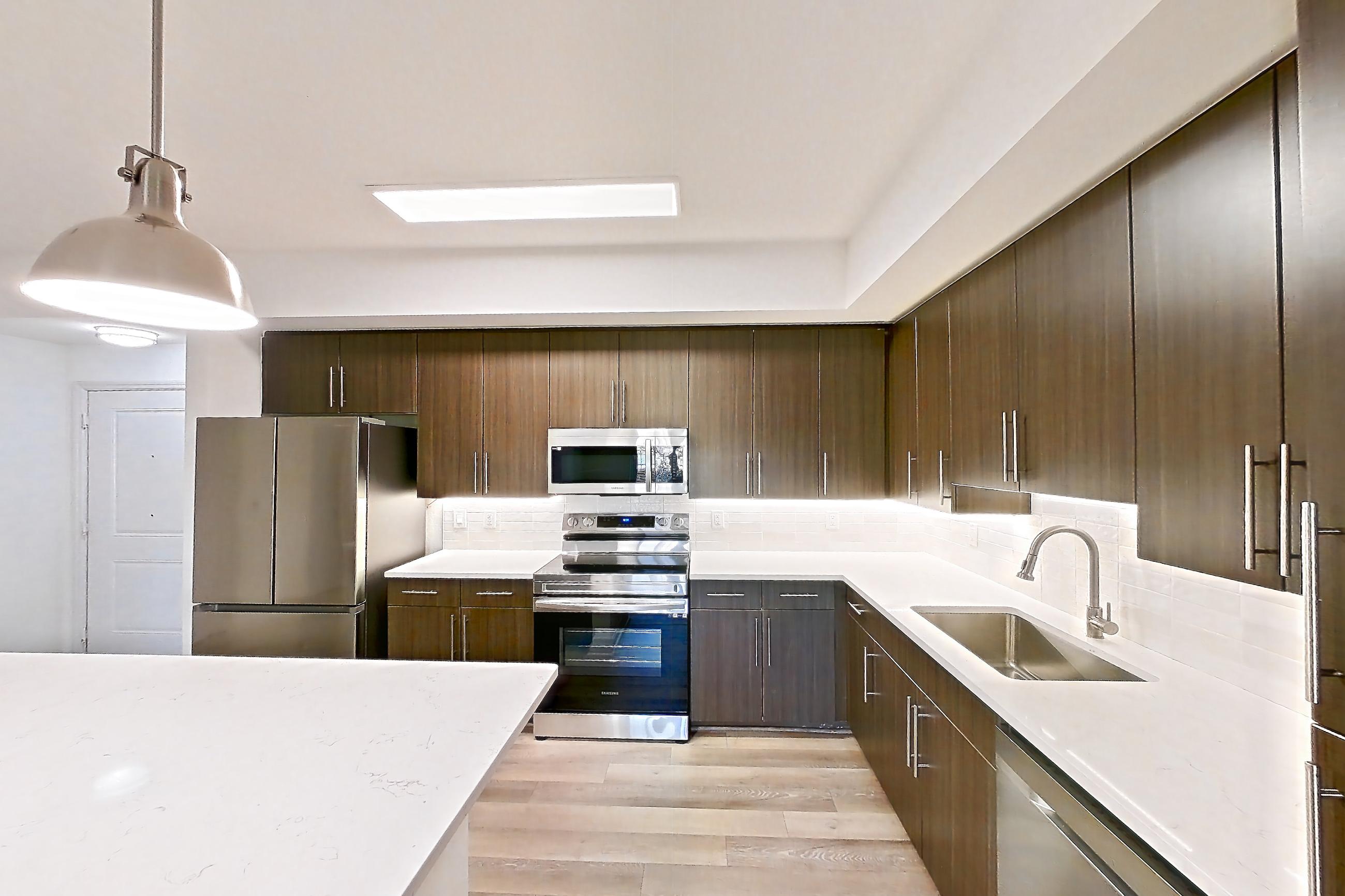 KITCHEN ISLAND CORNER