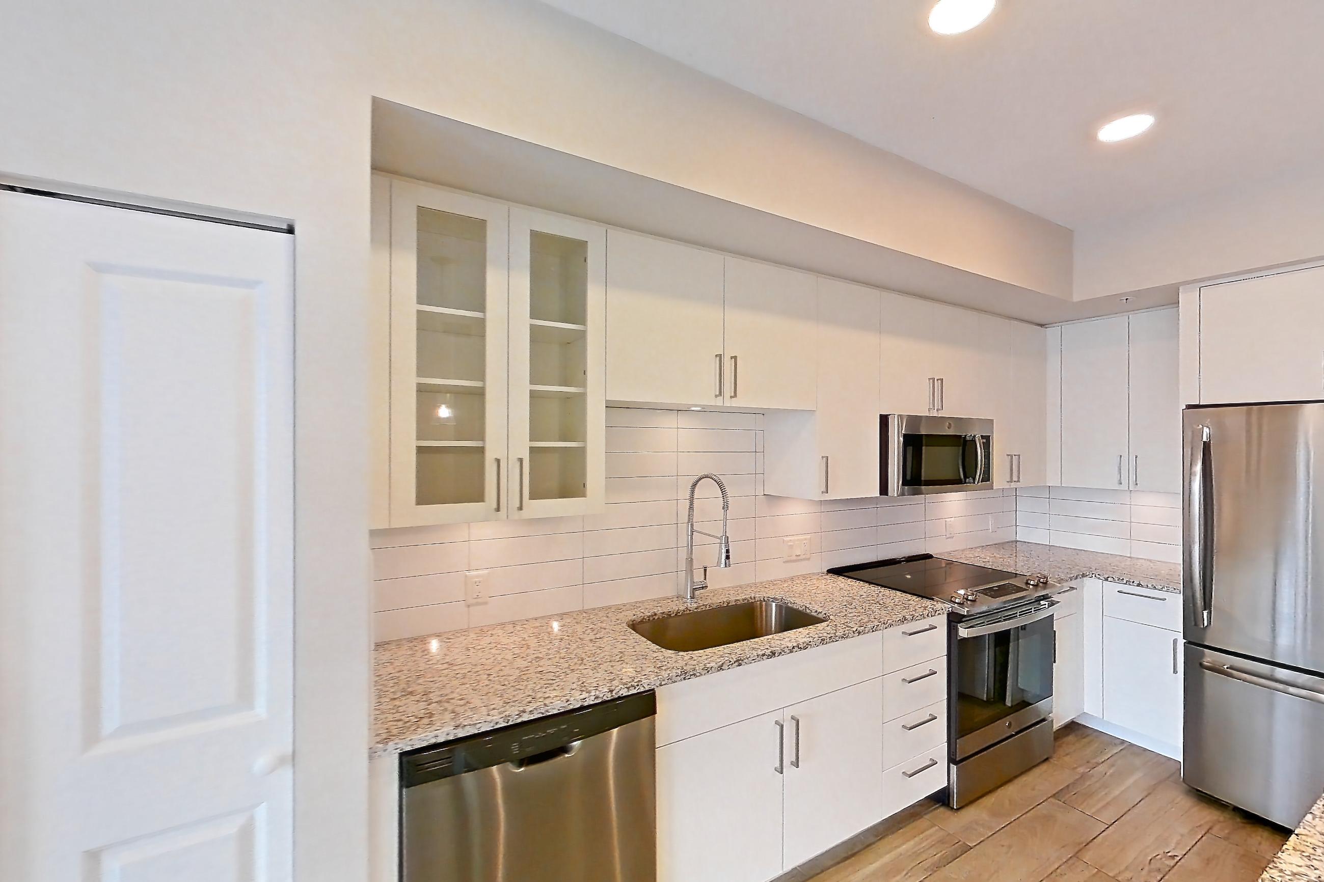 KITCHEN ISLAND CORNER