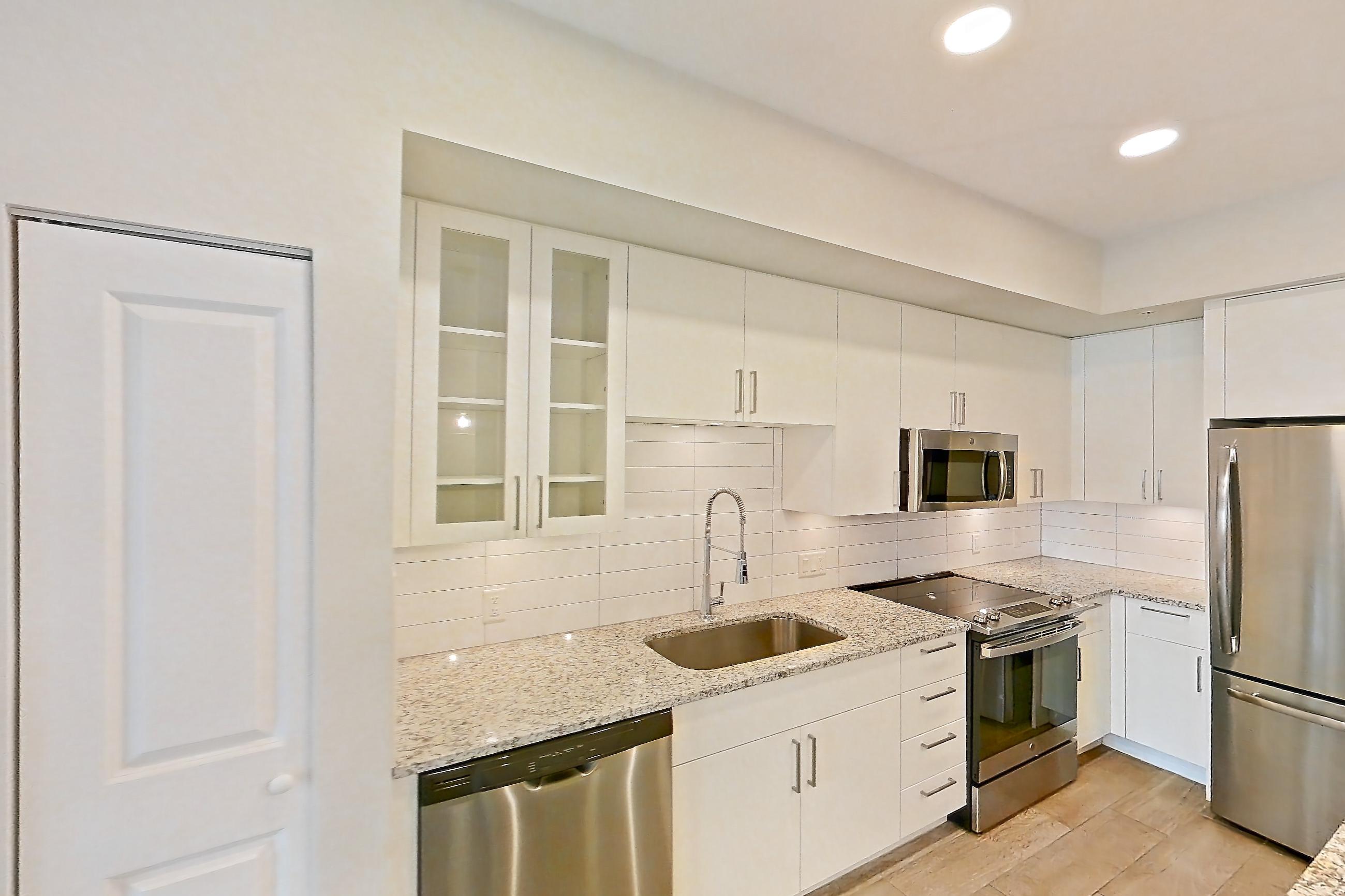 KITCHEN ISLAND CORNER