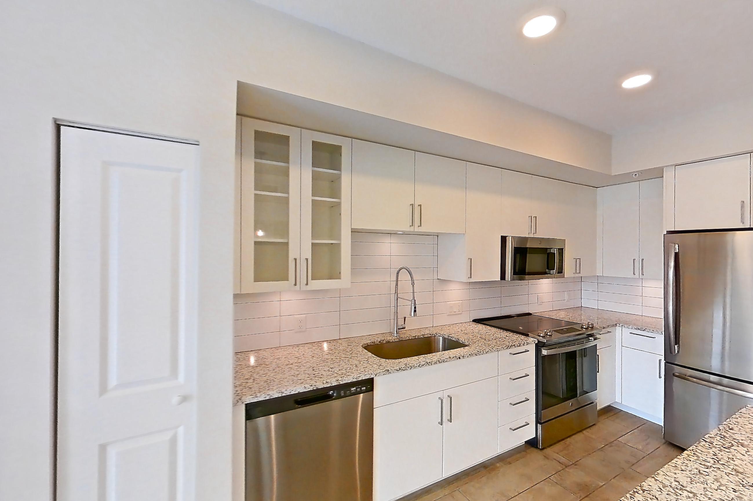 KITCHEN ISLAND CORNER
