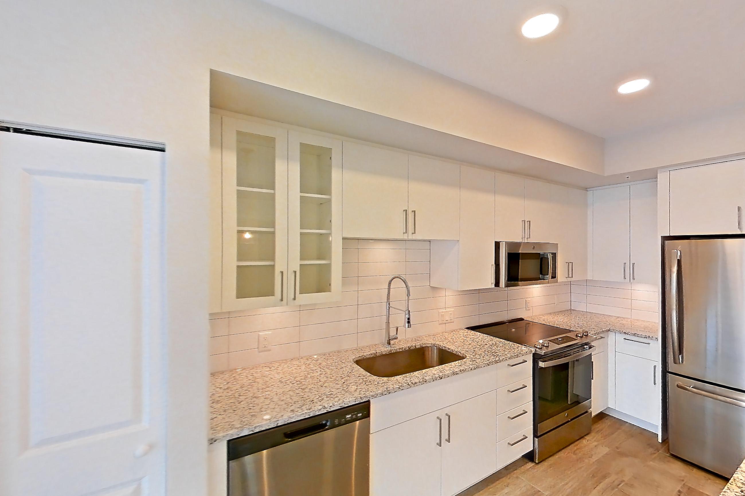 KITCHEN ISLAND CORNER