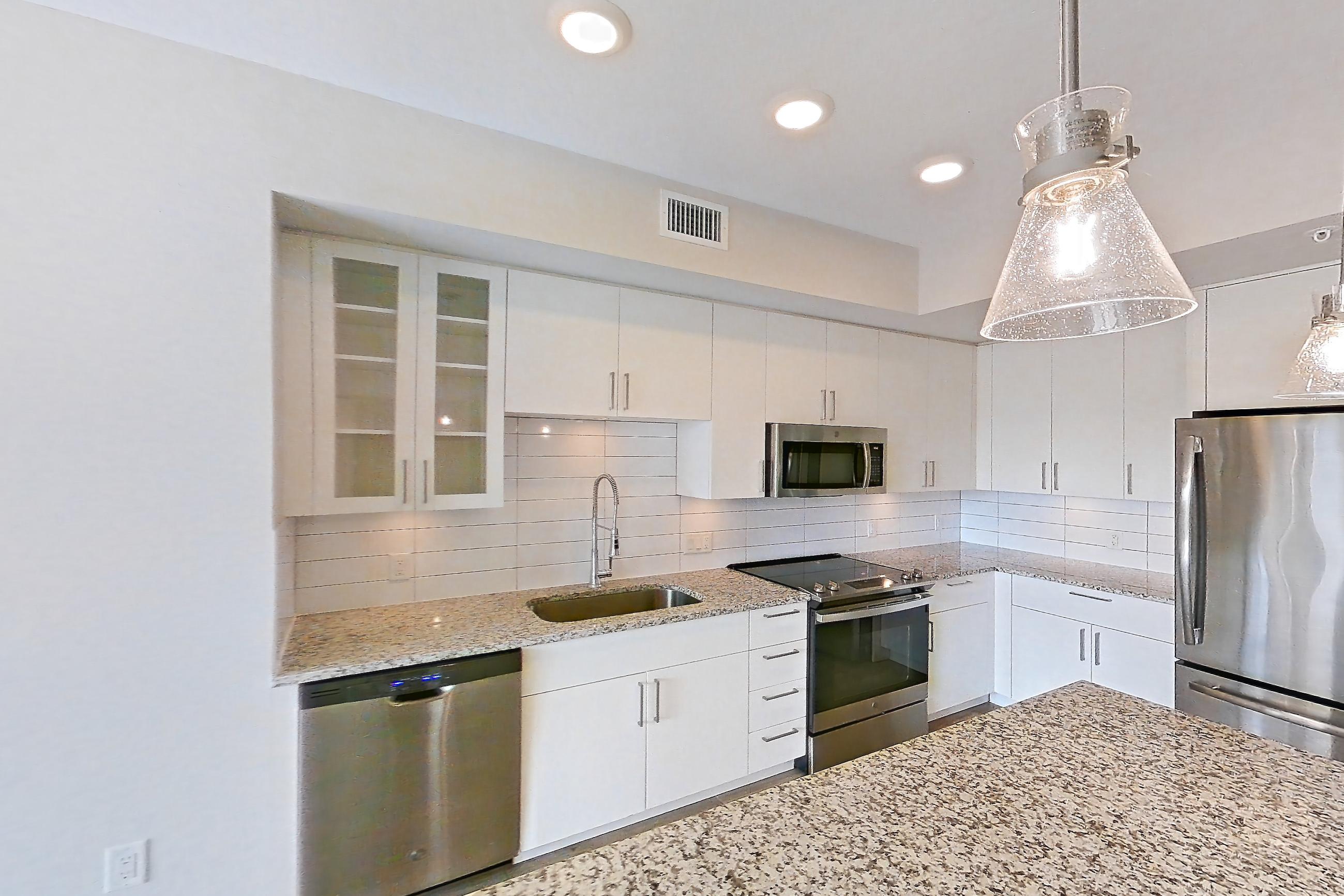 KITCHEN ISLAND CORNER
