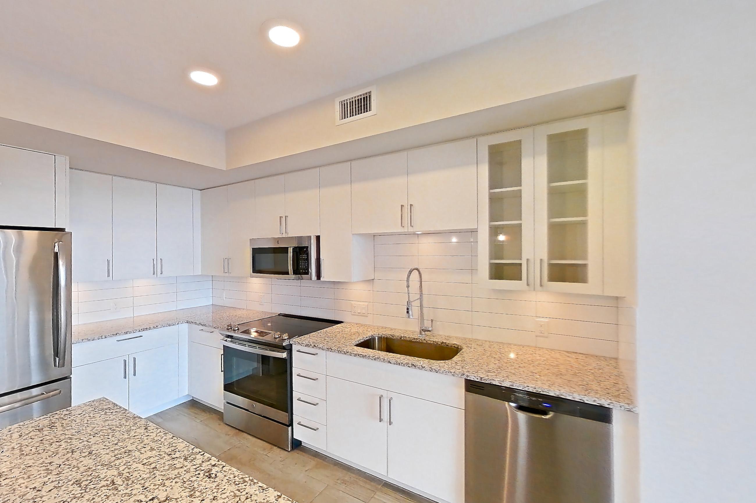 KITCHEN ISLAND CORNER