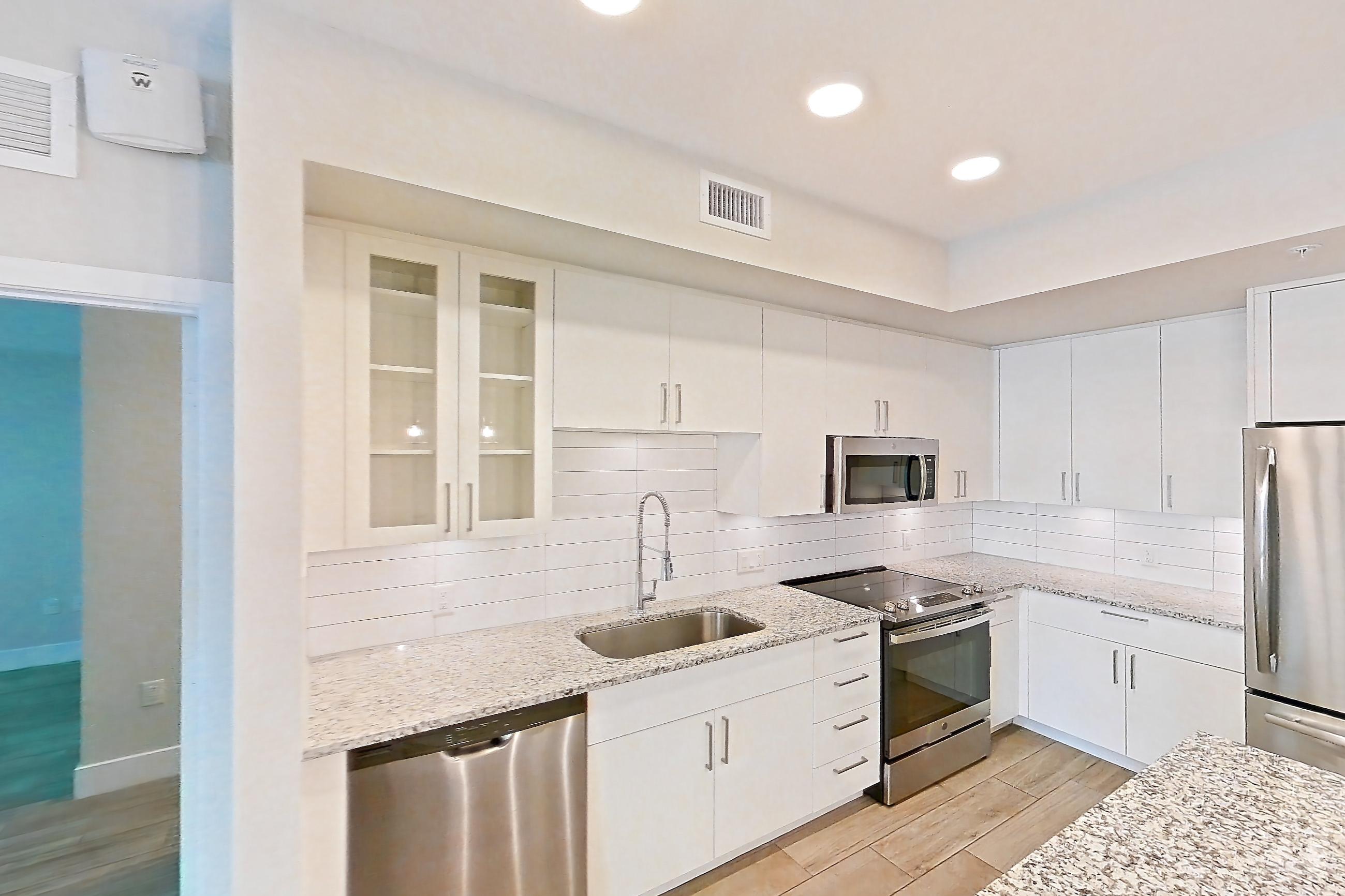 KITCHEN ISLAND CORNER