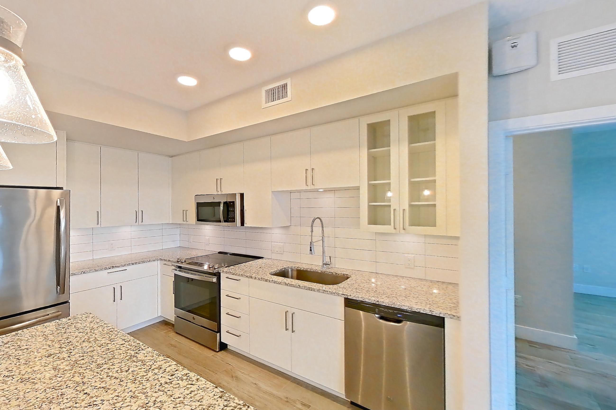 KITCHEN ISLAND CORNER